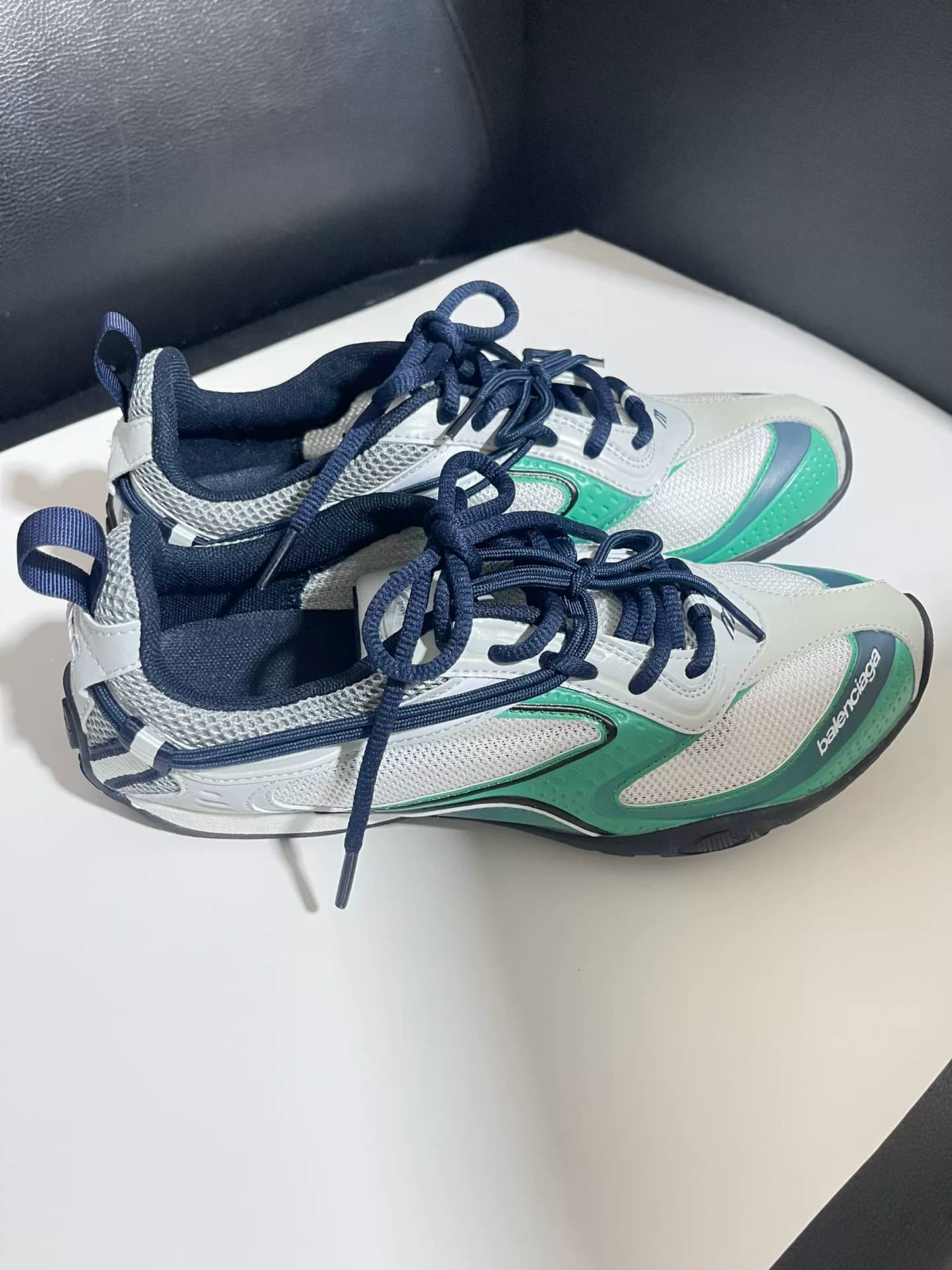 Совершенно новая коллекция Balenciaga Balenciaga Radar из серии, сочетающей зеленый и белый цвета.