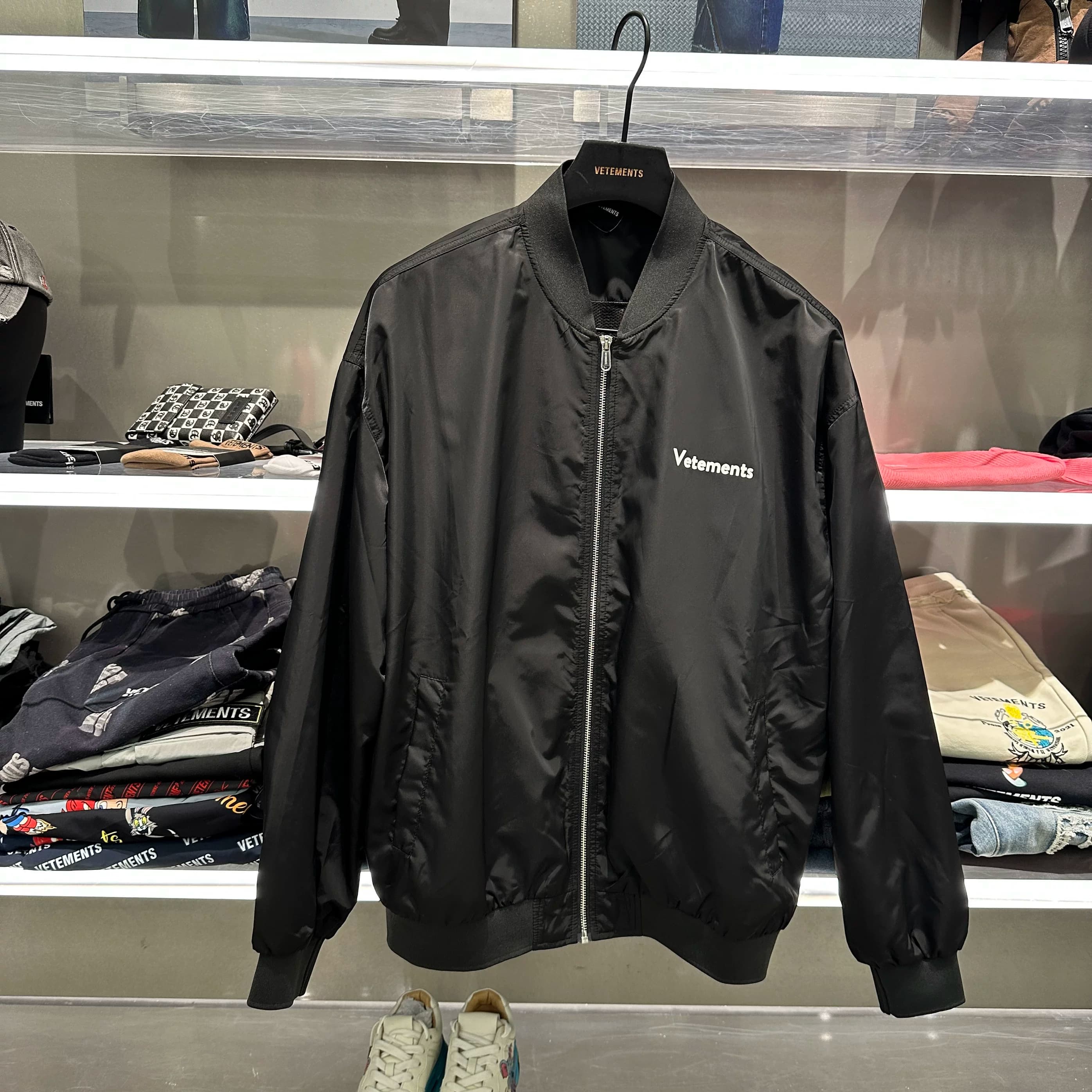 Совершенно новая симпатичная весенне-летняя куртка Vetements с маленьким логотипом на груди и удлиненной спинкой