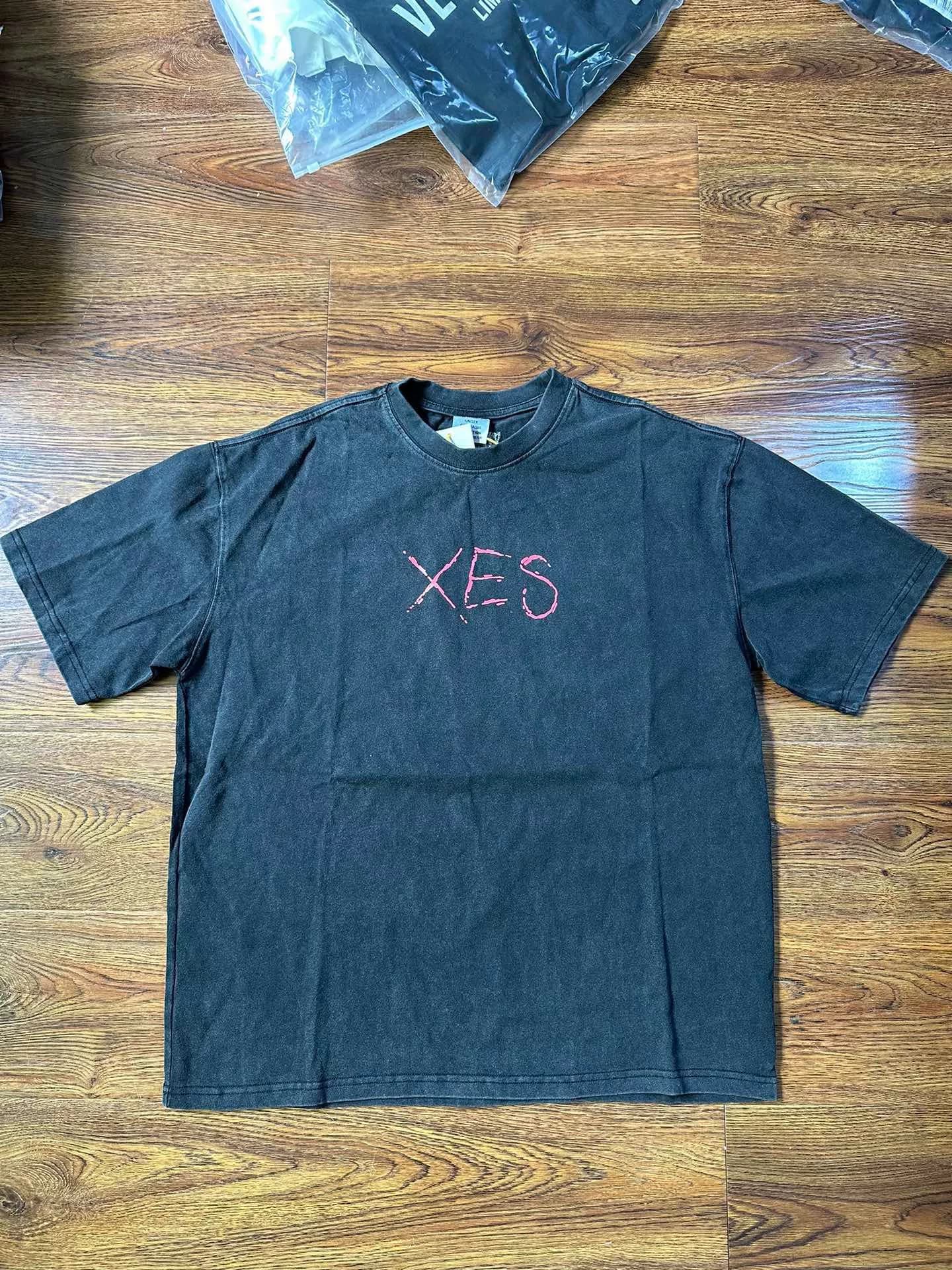 Короткий рукав с буквенным логотипом “XES”, выстиранный Vetements