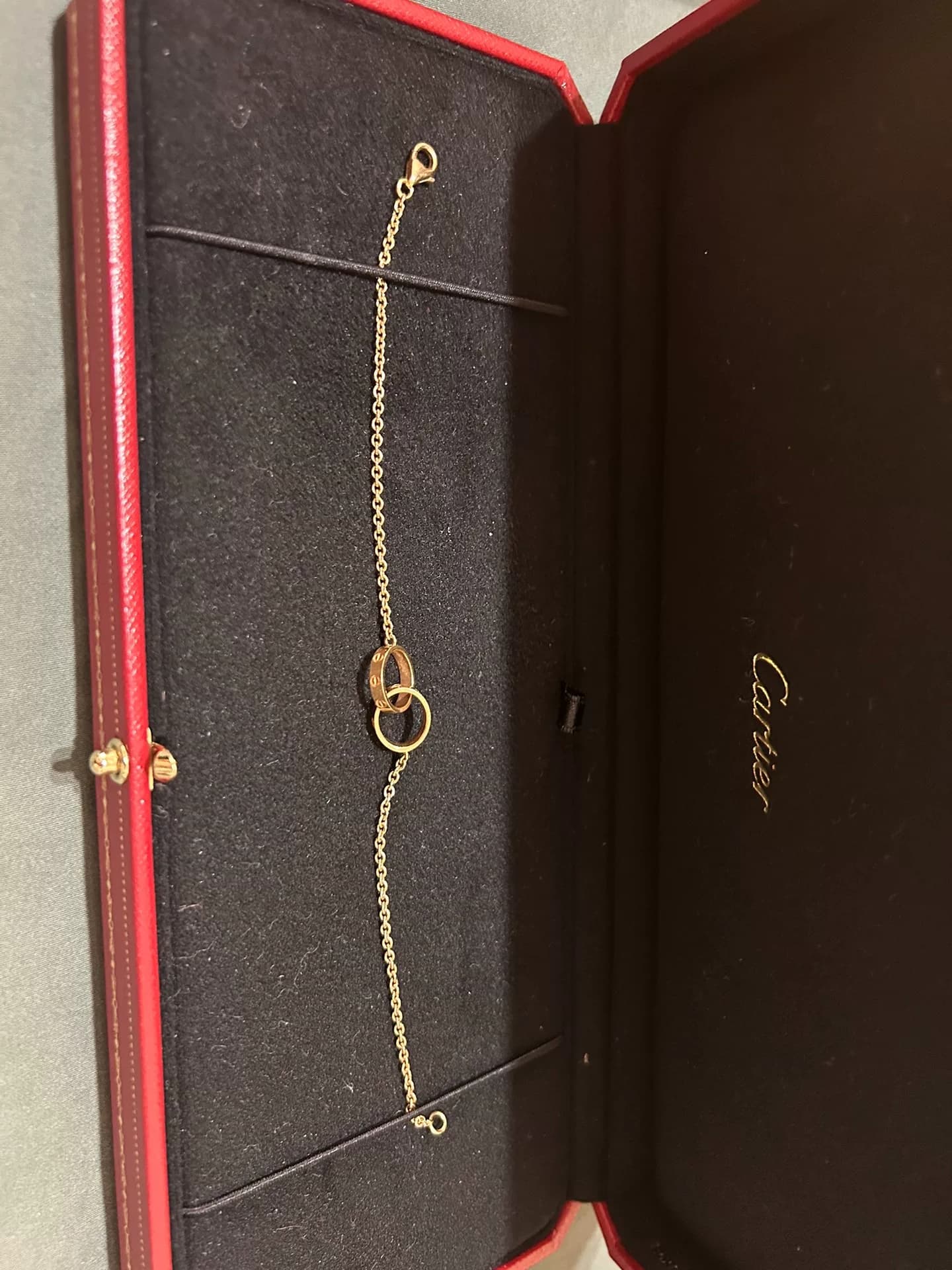 Настоящий браслет от Cartier подарила мне свекровь, и я надевала его дважды за 22 года.