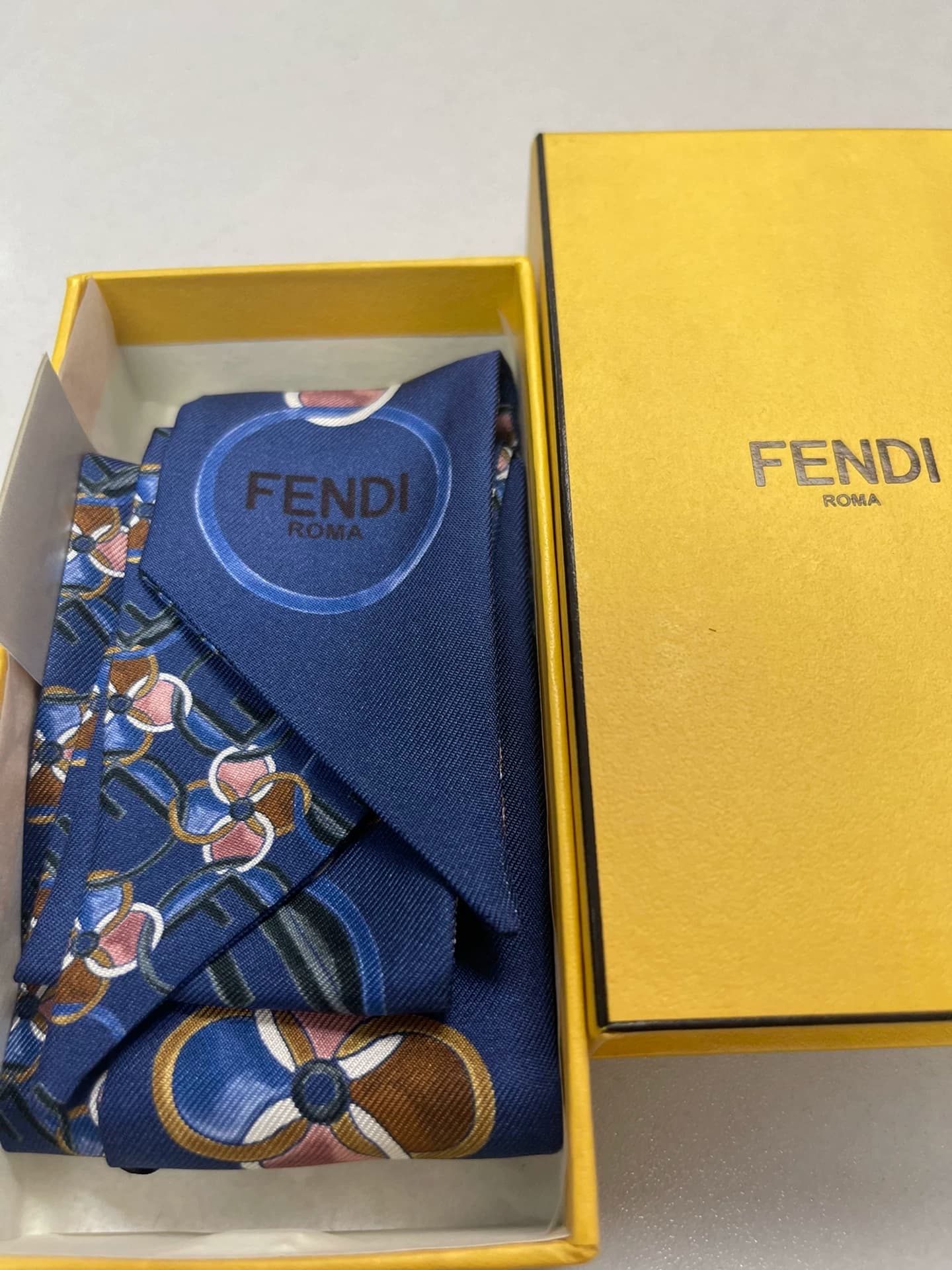 Совершенно новая модель twilly от Fendi, очень свежая, я попросила подругу купить ее в Южной Корее в то время.