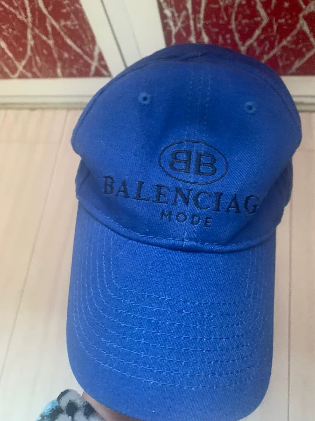 Я надевала шляпу Balenciaga несколько раз, и она мне больше не нравится. Продавец модных вещей обращается к вам.