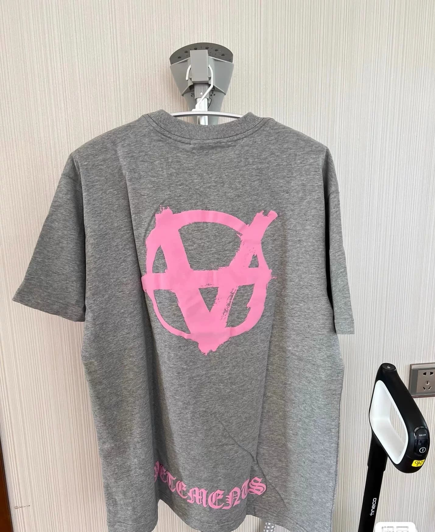 Абсолютно новая повседневная футболка с принтом Vetements UE52TR290 по специальному предложению