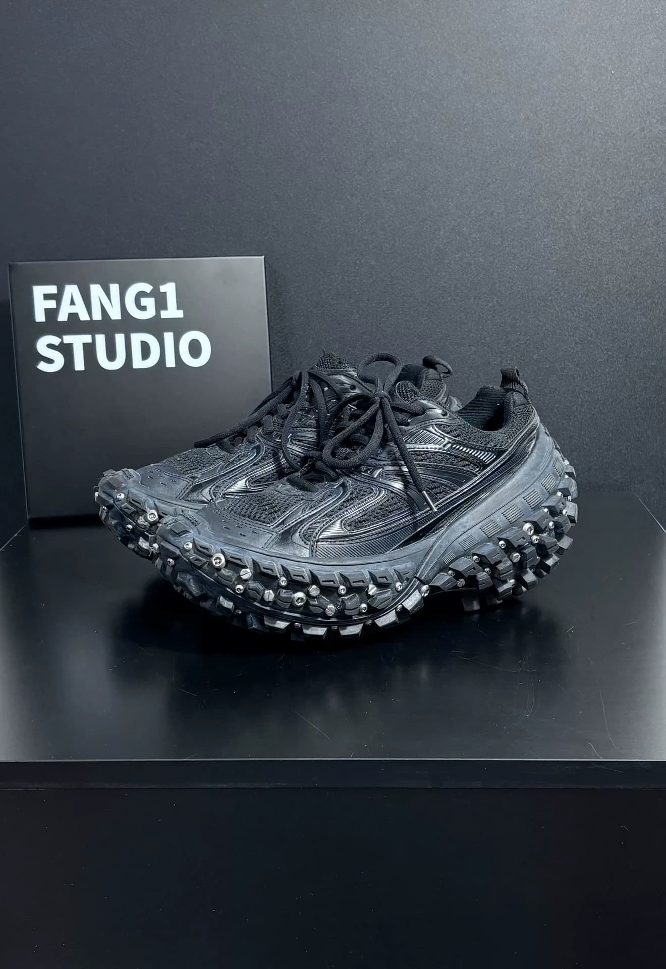 Кроссовки Balenciaga balenciaga Defender с заклепками черного цвета