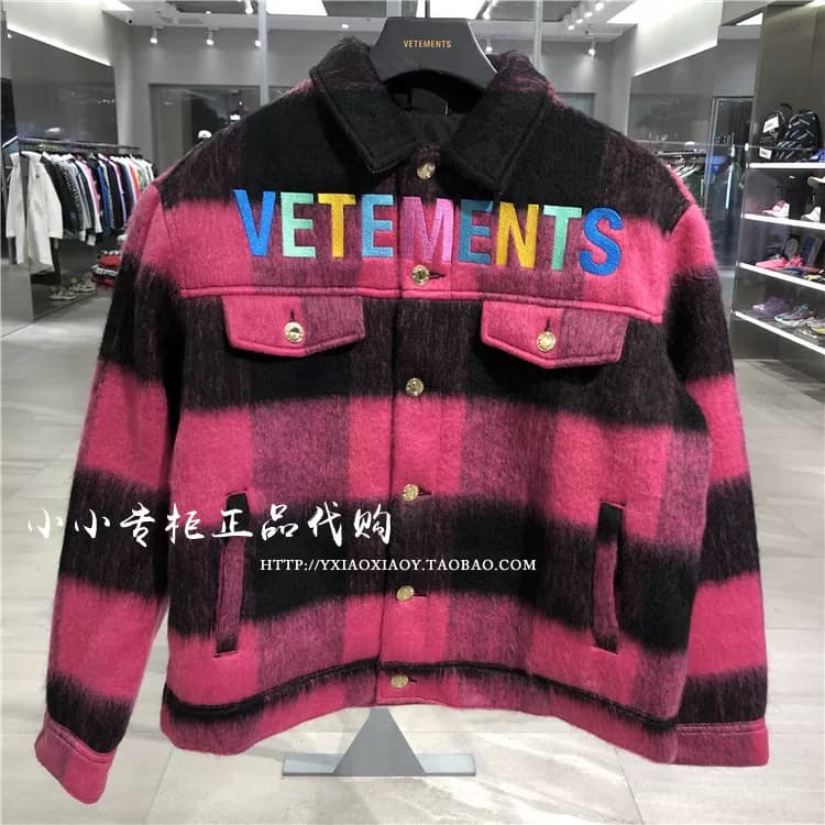 На прилавке представлена натуральная продукция VETEMENTS, сочетающая в себе розово-красный и черный цвета.Почти совсем новый.торговать