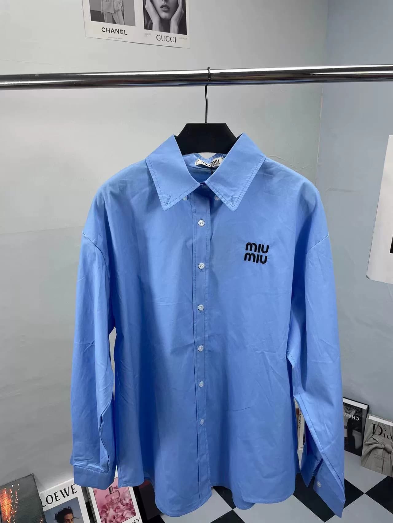 Подберите по недостающей цене синюю рубашку с вышитым логотипом Miumiu, рубашку с длинными рукавами