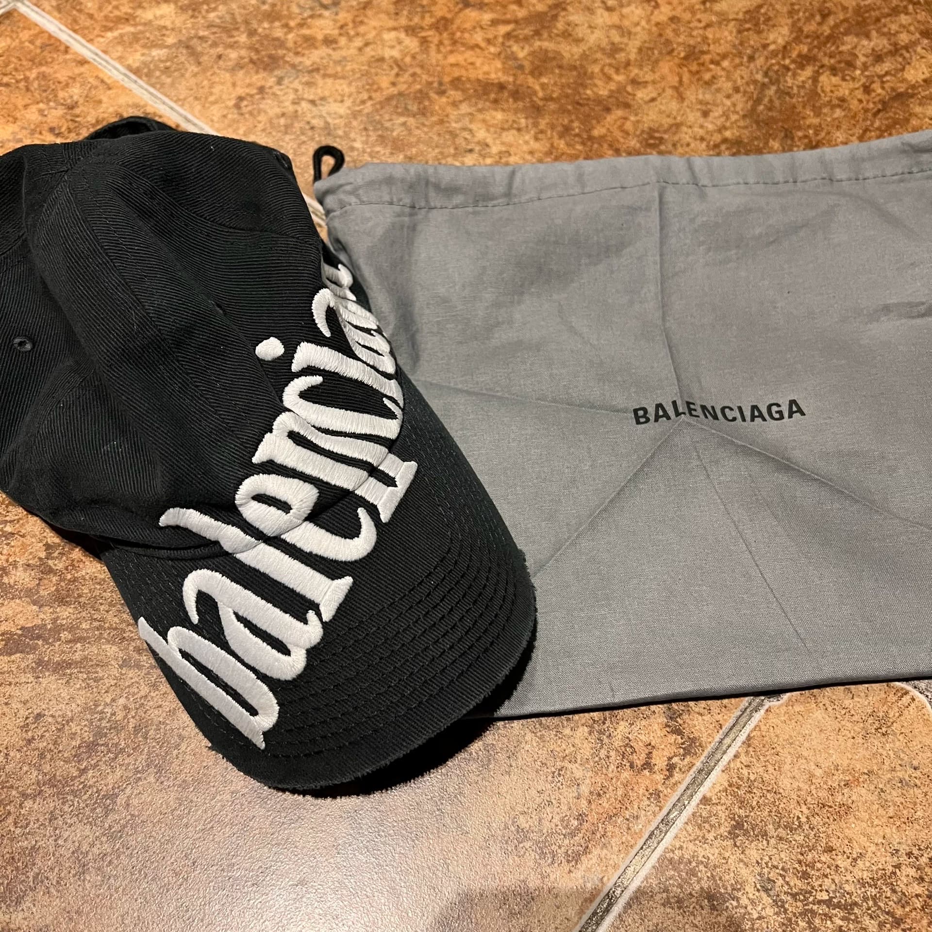 Бейсболка Balenciaga с вышивкой большого логотипа, новинка