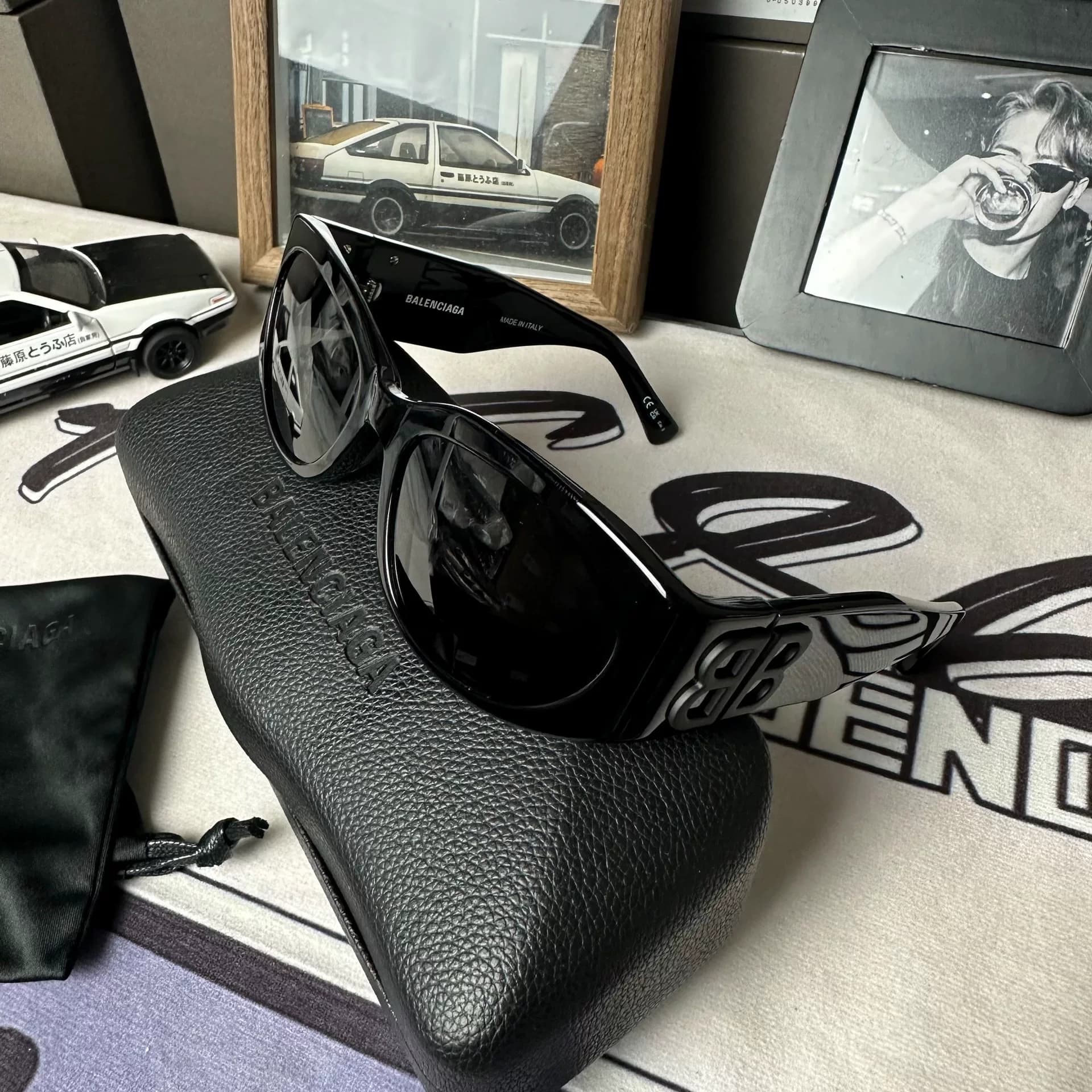 Солнцезащитные очки Balenciaga с логотипом Balenciaga temples неправильной формы, цвет солнцезащитных очков: черный, золотой, основной артикул: BB032…