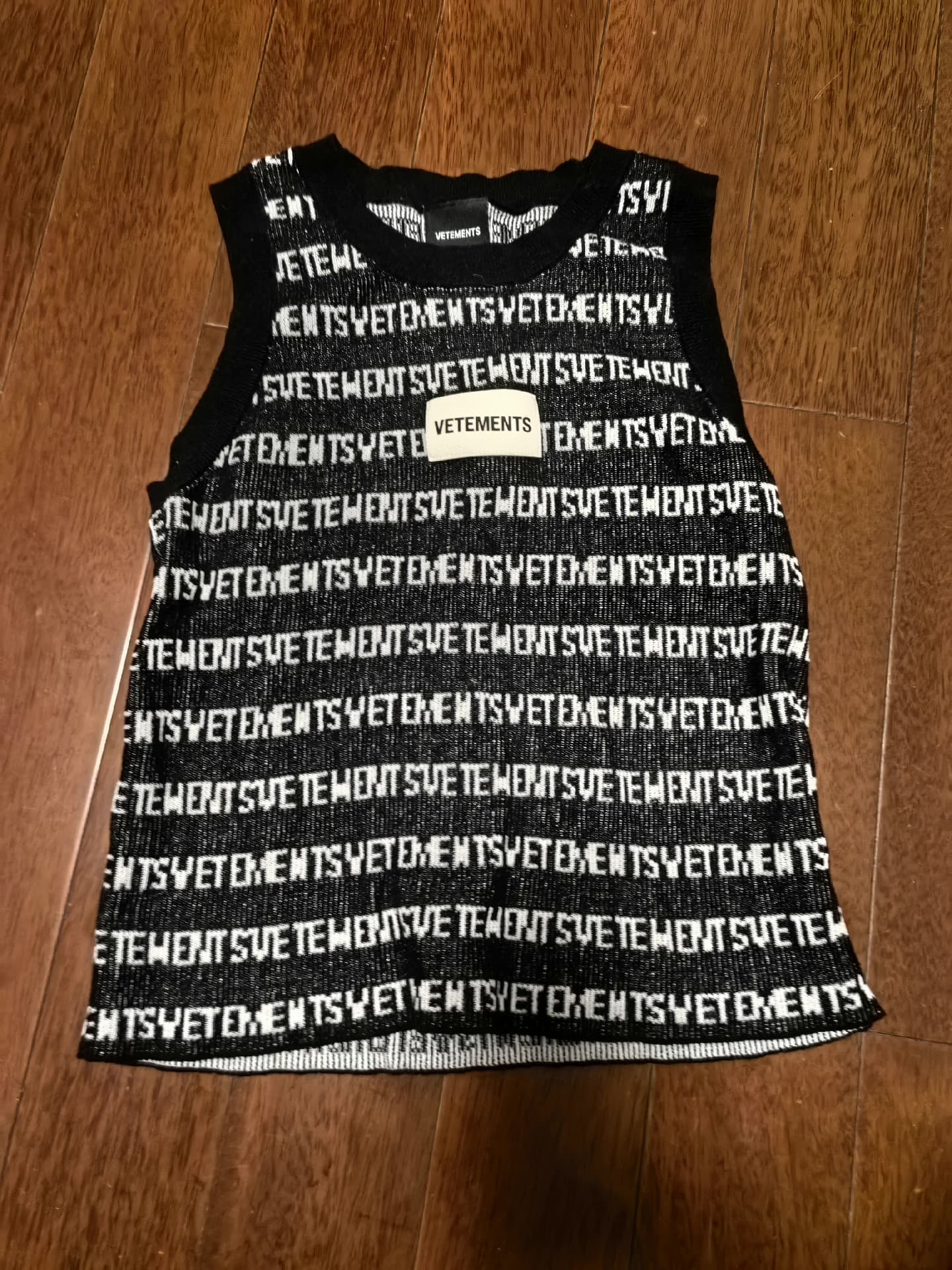 Вязаный жилет VETEMENTS из натуральной кожи