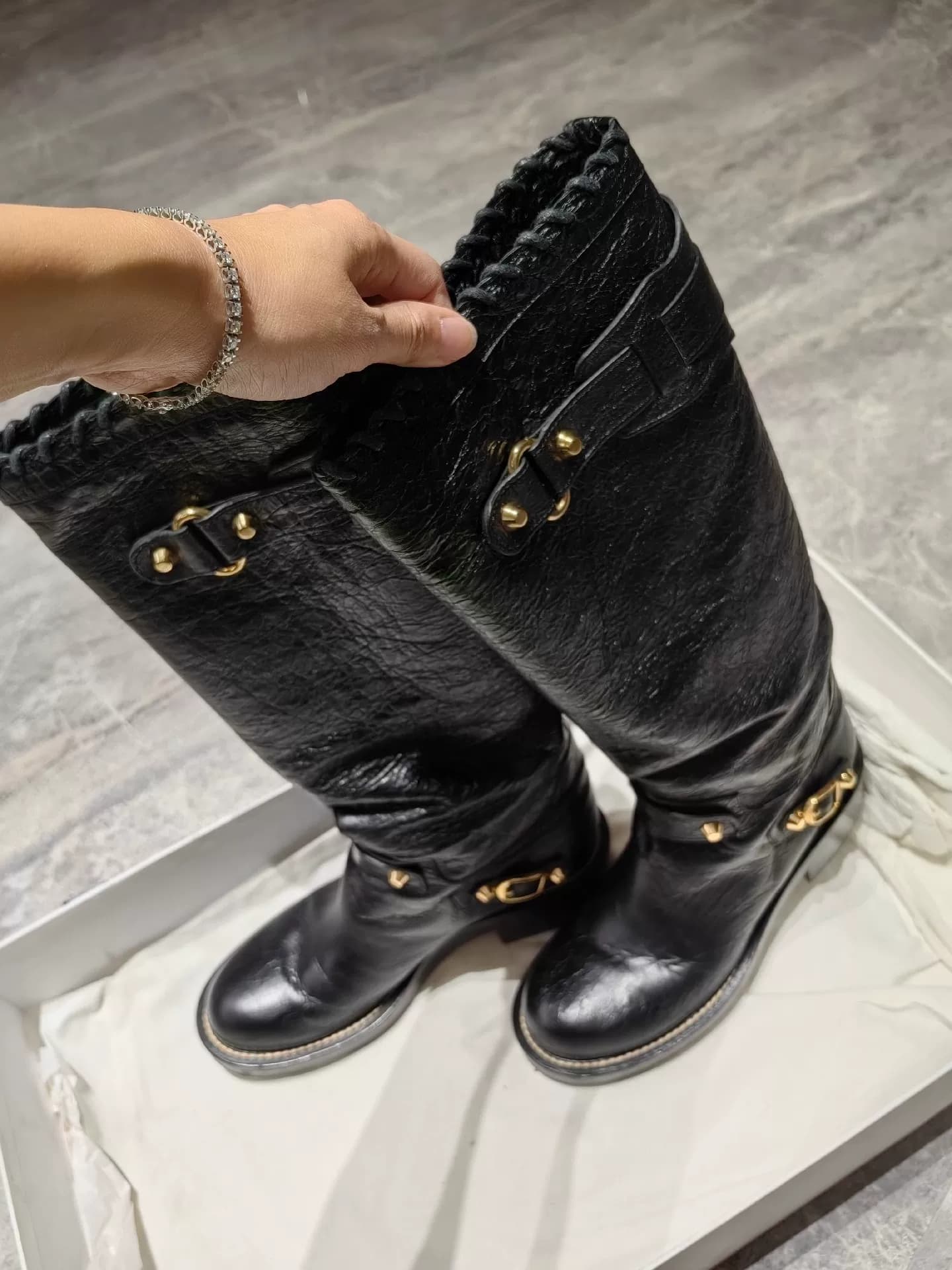 Ботинки Balenciaga почти совершенно новые, размер 38 метров.