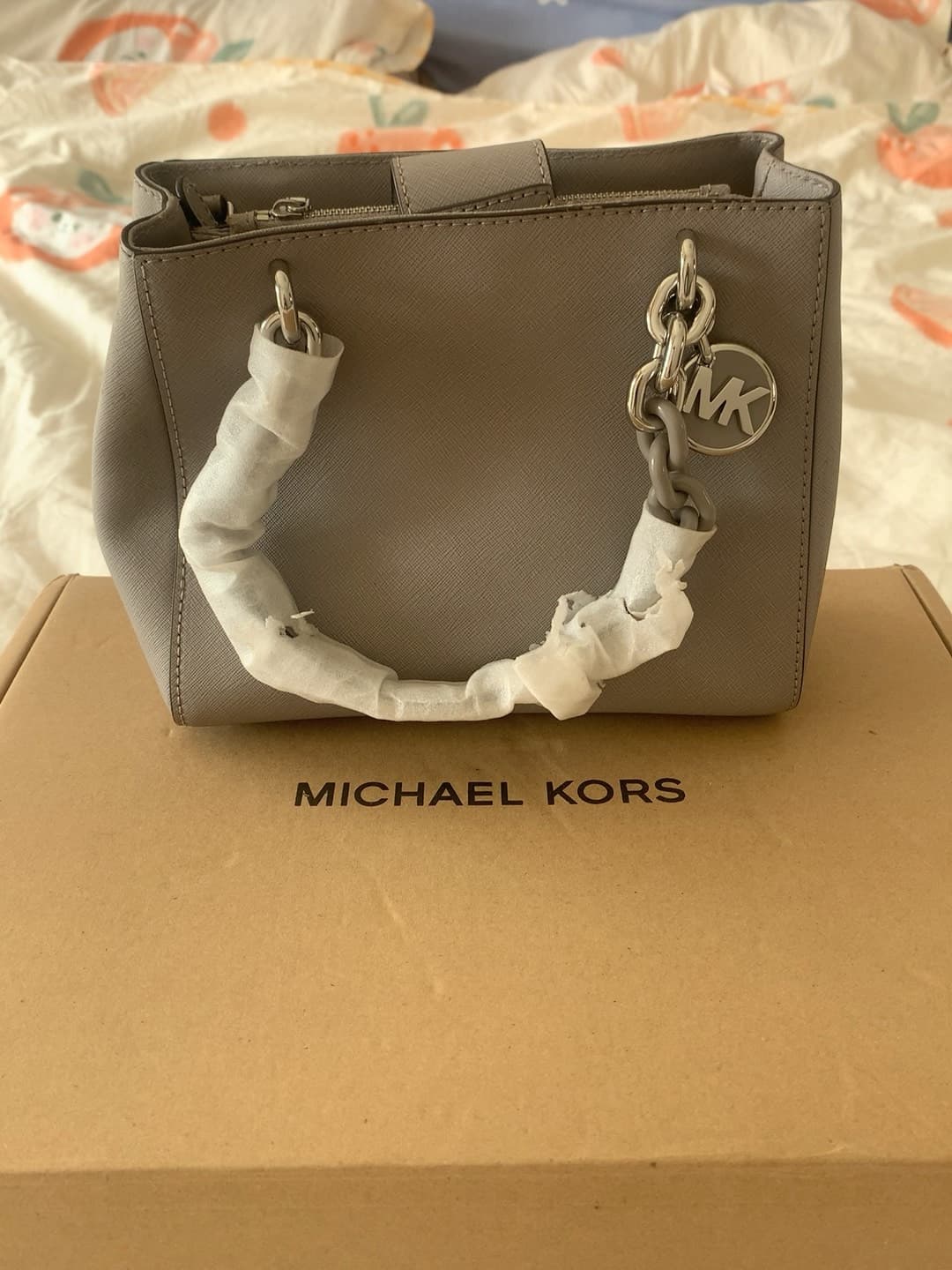 Совершенно новый женский рюкзак Michael Kors, я кому-то помогла что-то сделать, а кто-то другой отдал его，