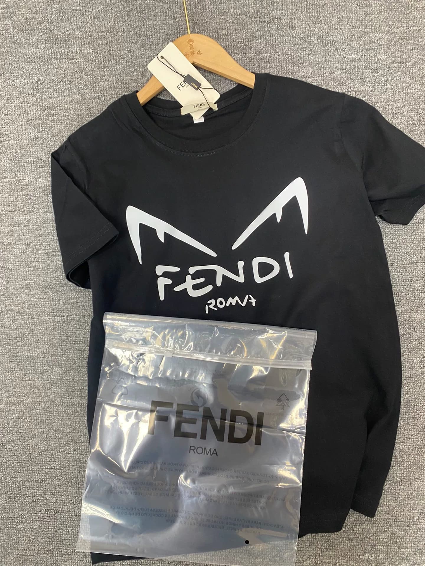 Черный и белый с короткими рукавами Fendi, два цвета: белый, m, L, xL