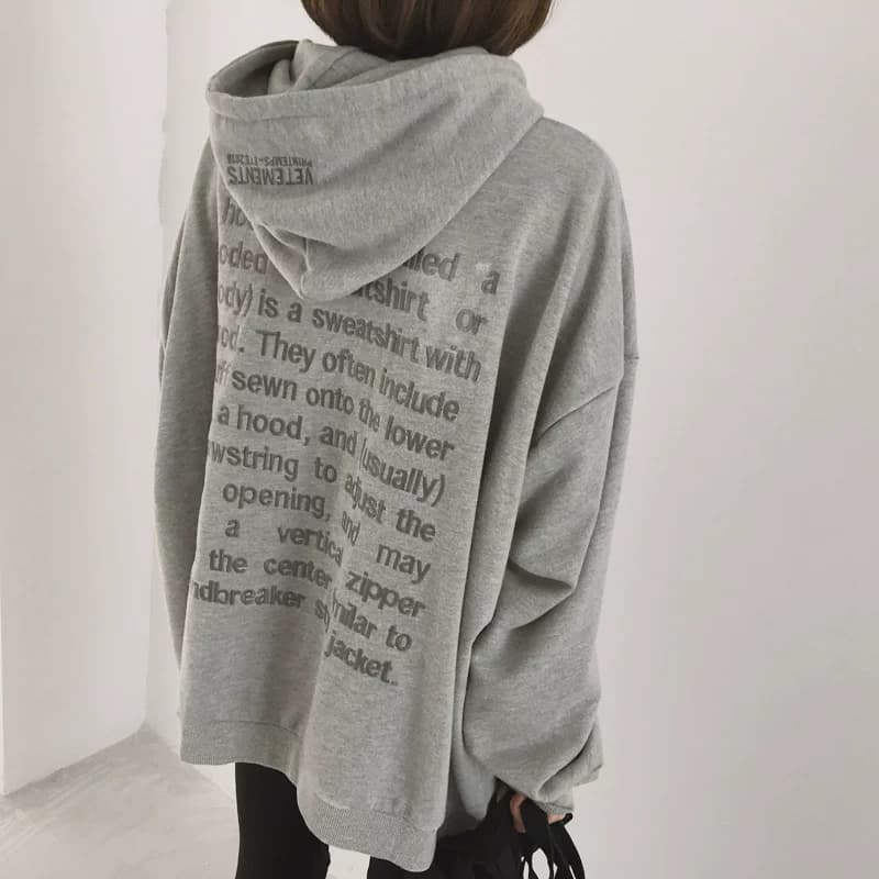 Свободный вариант серого свитера с капюшоном от VETEMENTS могут носить как мужчины, так и женщины