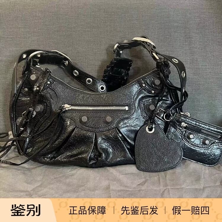 Какой-нибудь пакет Balenciaga Balenciaga LeCagole в виде полумесяца, пакет Crescent charter car diagonal от Balenciaga