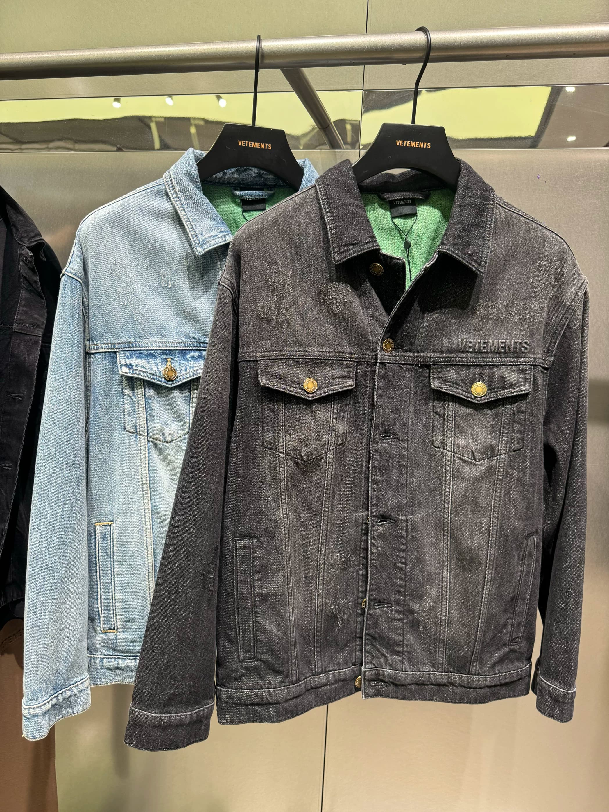 Черная джинсовая куртка VETEMENTS, размер M, натуральная кожа, вышивка + царапины