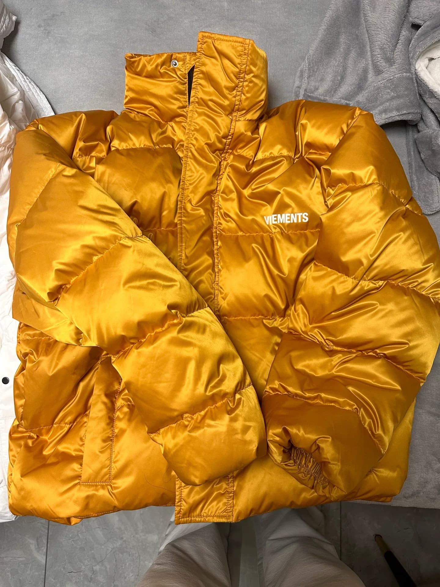 Пуховик VETEMENTS из натуральной кожи