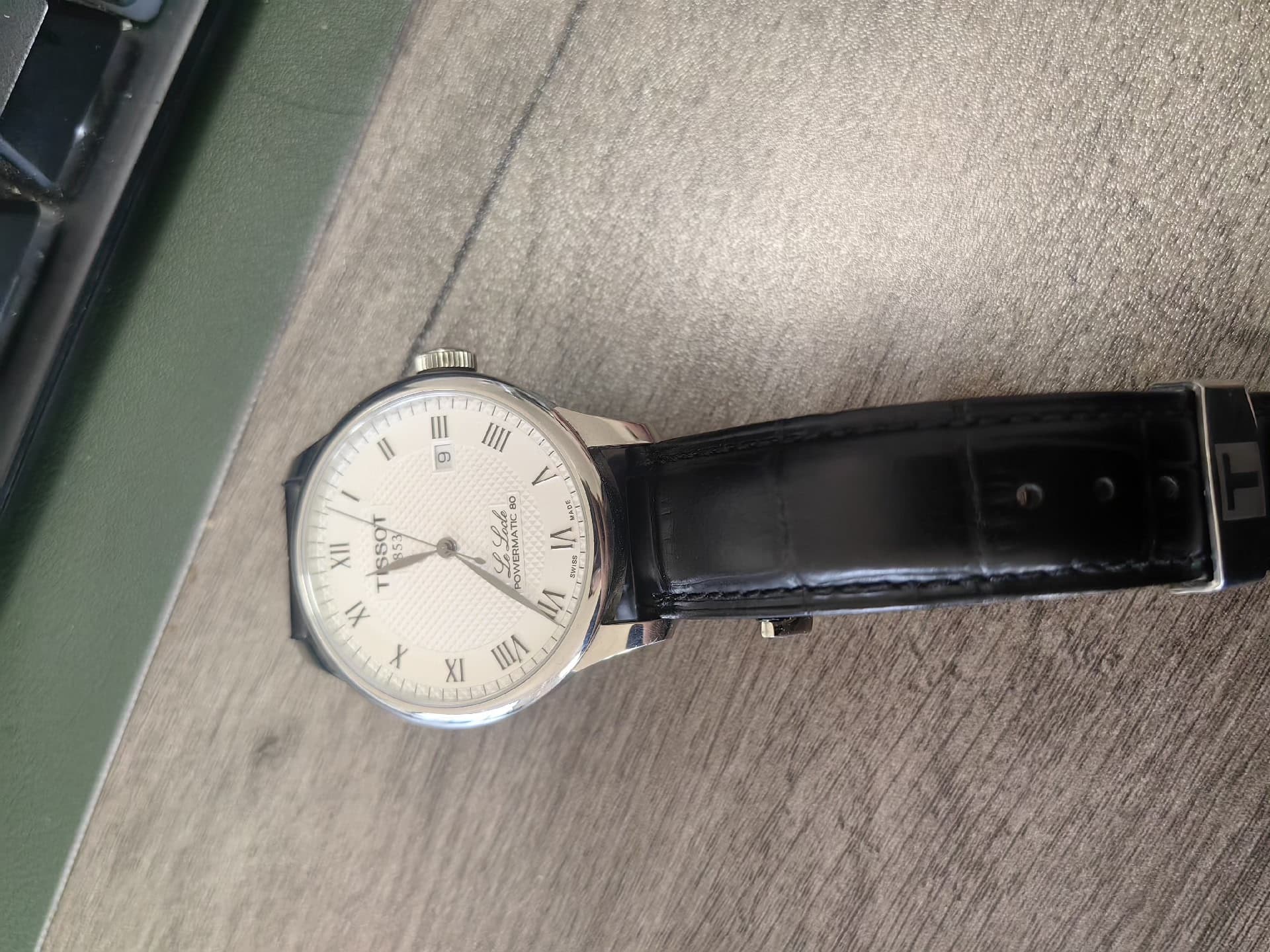 Часы Tissot Le Locke, купленные в специализированном магазине, он хотел завести, потому что носил их нечасто. В принципе, он привез с собой не так уж…