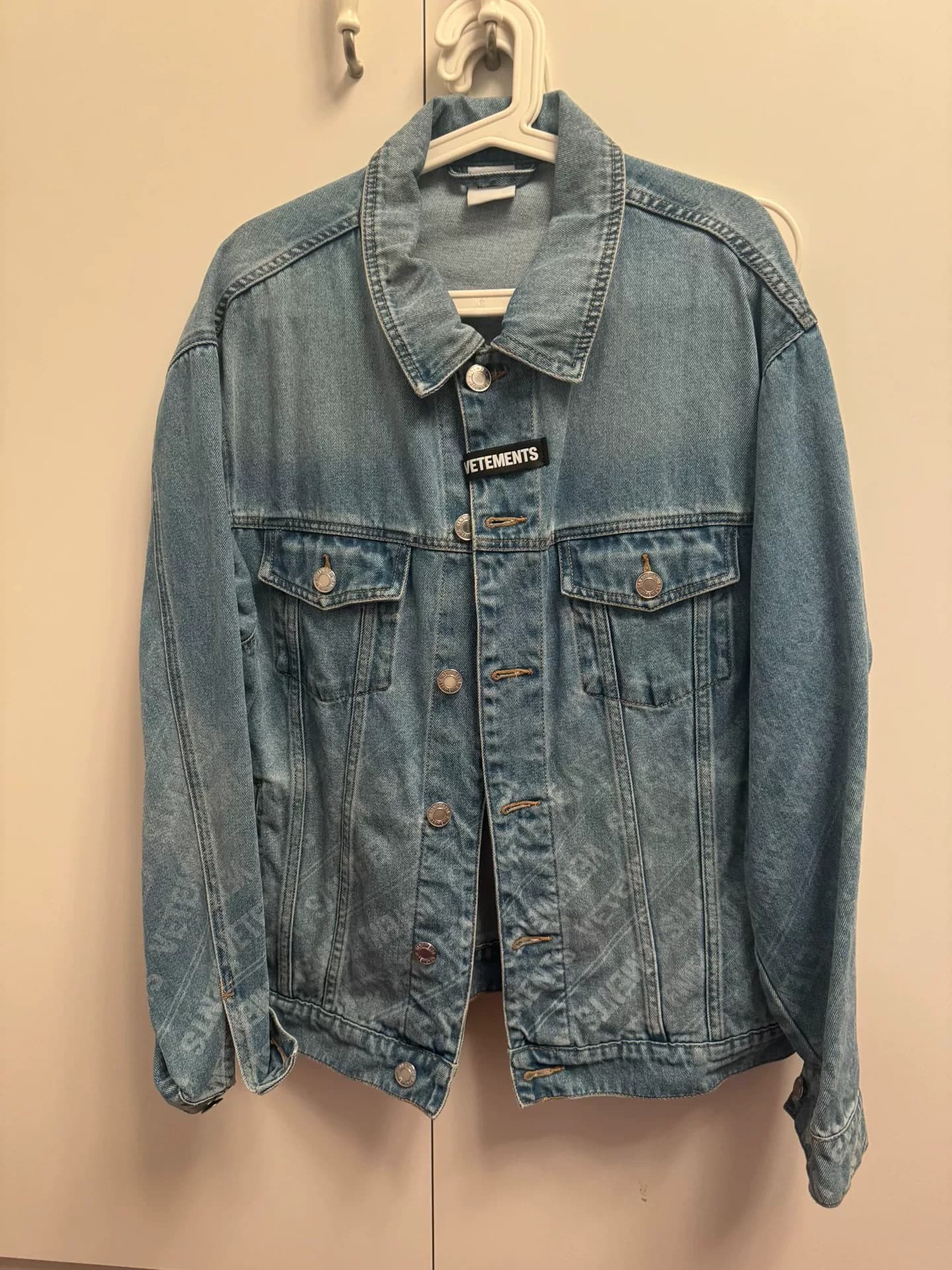 Персональная аутентичная мужская джинсовая куртка vetements, которую можно надеть только один раз при покупке за 175 долларов