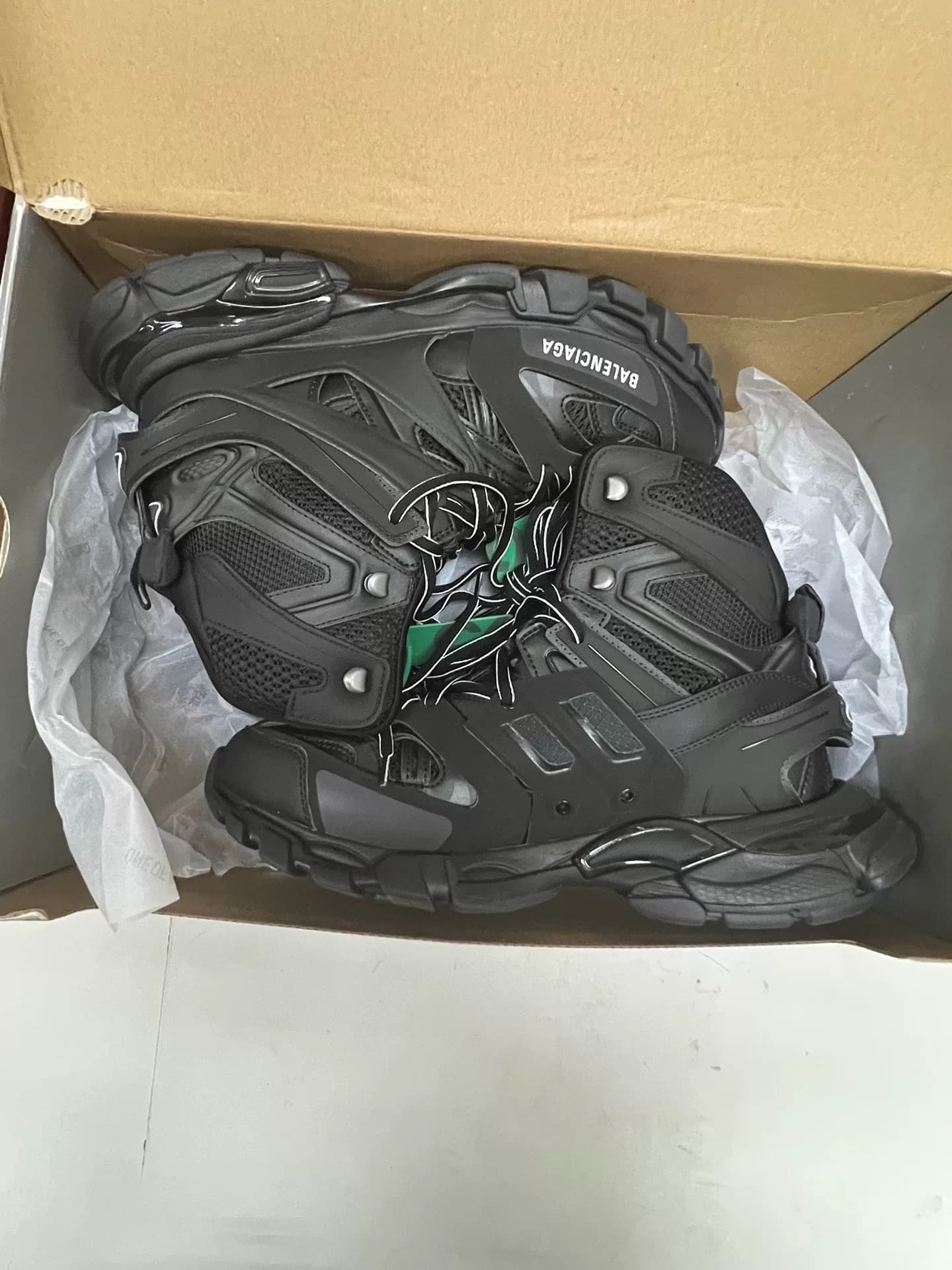 Balenciaga Прилавок Balenciaga подлинно новый, если вы заинтересованы,