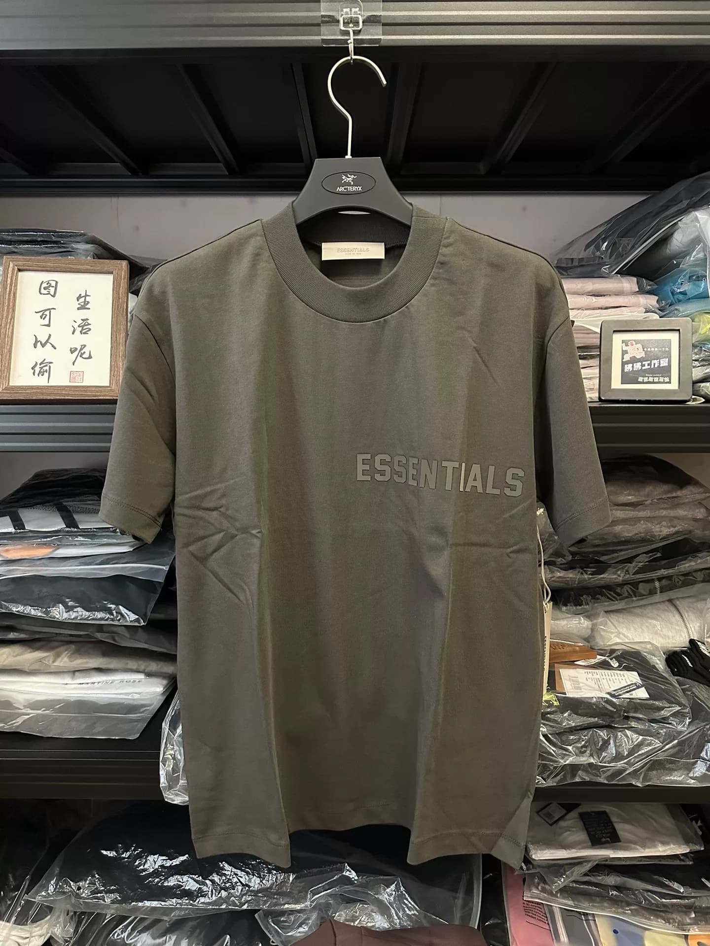 Essentials ss23 светло-черный с короткими рукавами совершенно новый s