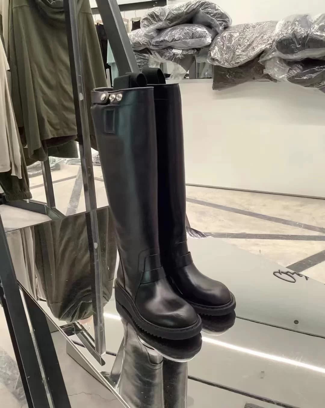 【Подлинная скидка】 Рыцарские сапоги Rick Owens из воловьей кожи с длинными рукавами и черной пряжкой на тонких ножках RP02B6856
