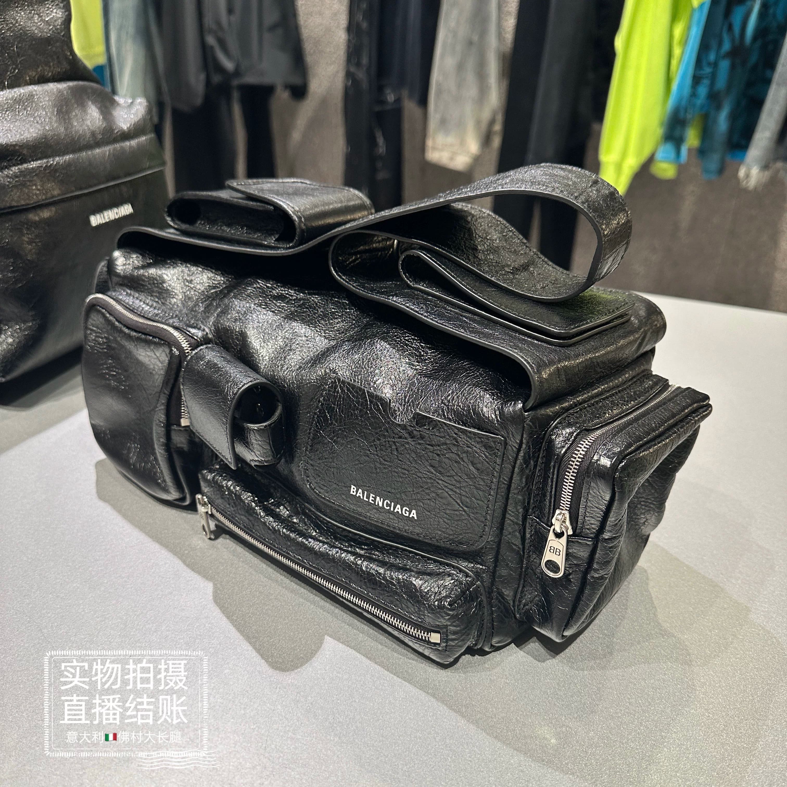 Balenciaga Balenciaga 23 показывает новую маленькую сумку-бомбу superbusy bag через плечо