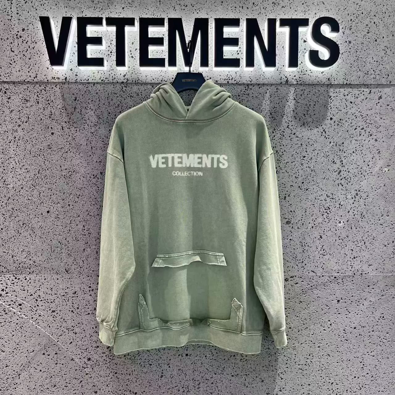 Свитер-пуловер VETEMENTS осень 2025 с капюшоном 35521001