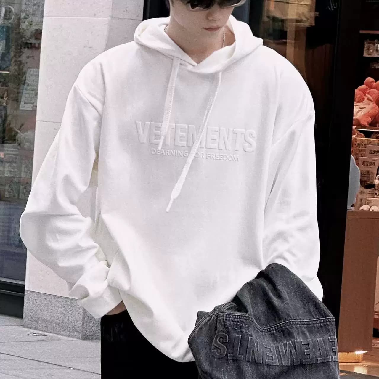 Осенний пуловер-свитер с капюшоном VETEMENTS2024 34521002
