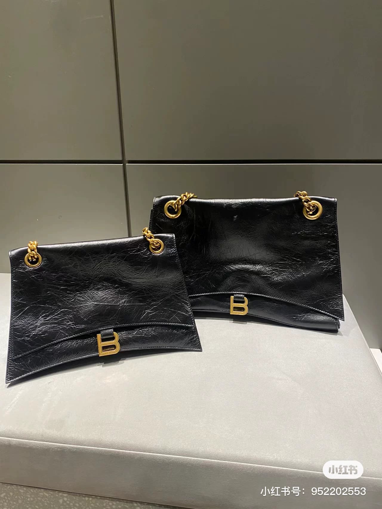 Balenciaga потертая золотая сумка-мессенджер Balenciaga с магнитной застежкой и заклепками Balenciaga crush