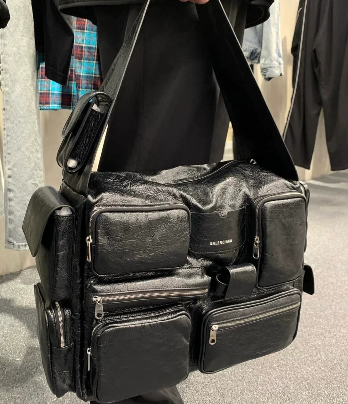 [Поддержка центральной инспекции] Balenciaga Balenciaga 22 show Супербольшая сумка-бомба из овчины на одно плечо