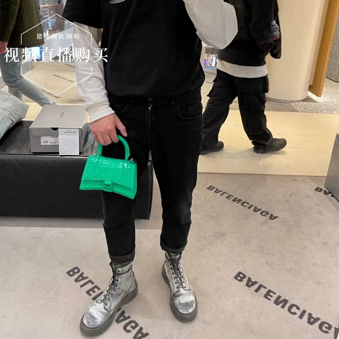 Свинья Таотао покупает модную мини-женскую сумочку Balenciaga Balenciaga xs с тиснением в виде песочных часов.