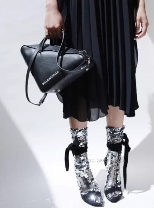 Balenciaga Balenciaga полностью из воловьей кожи с буквенным логотипом, треугольная сумка, диагональная сумка на молнии, мягкая