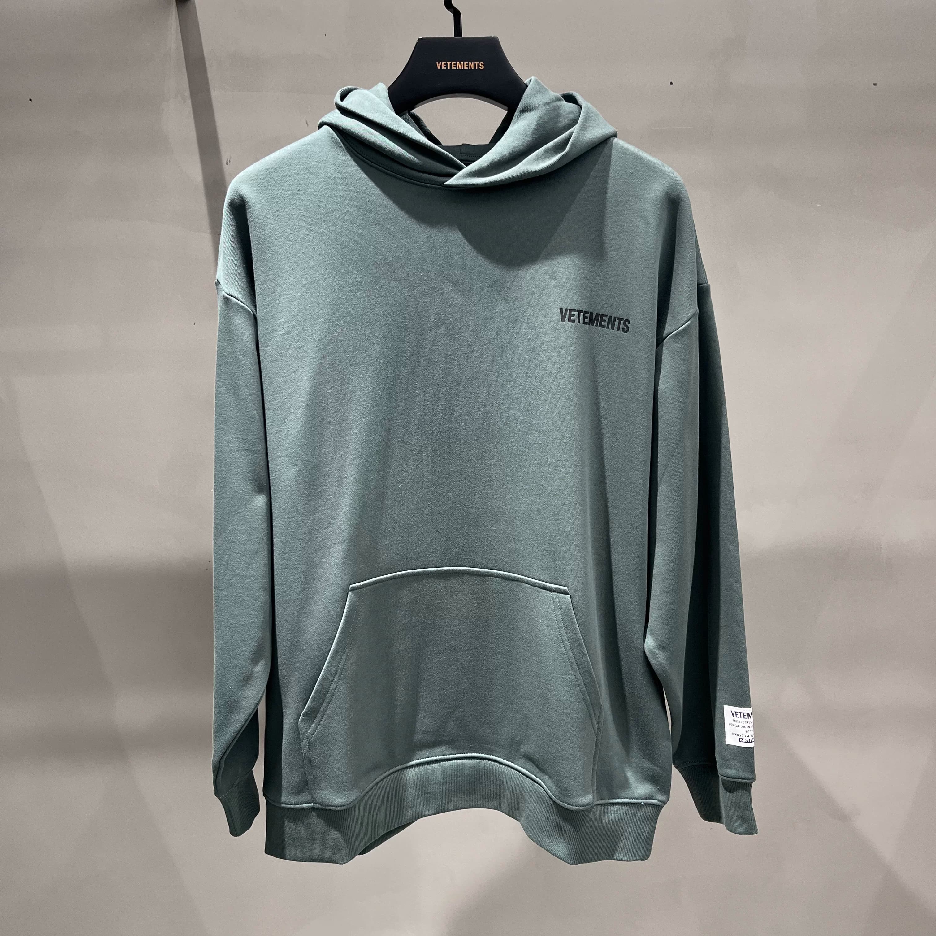 Осенний пуловер-свитер VETEMENTS с капюшоном 33521204