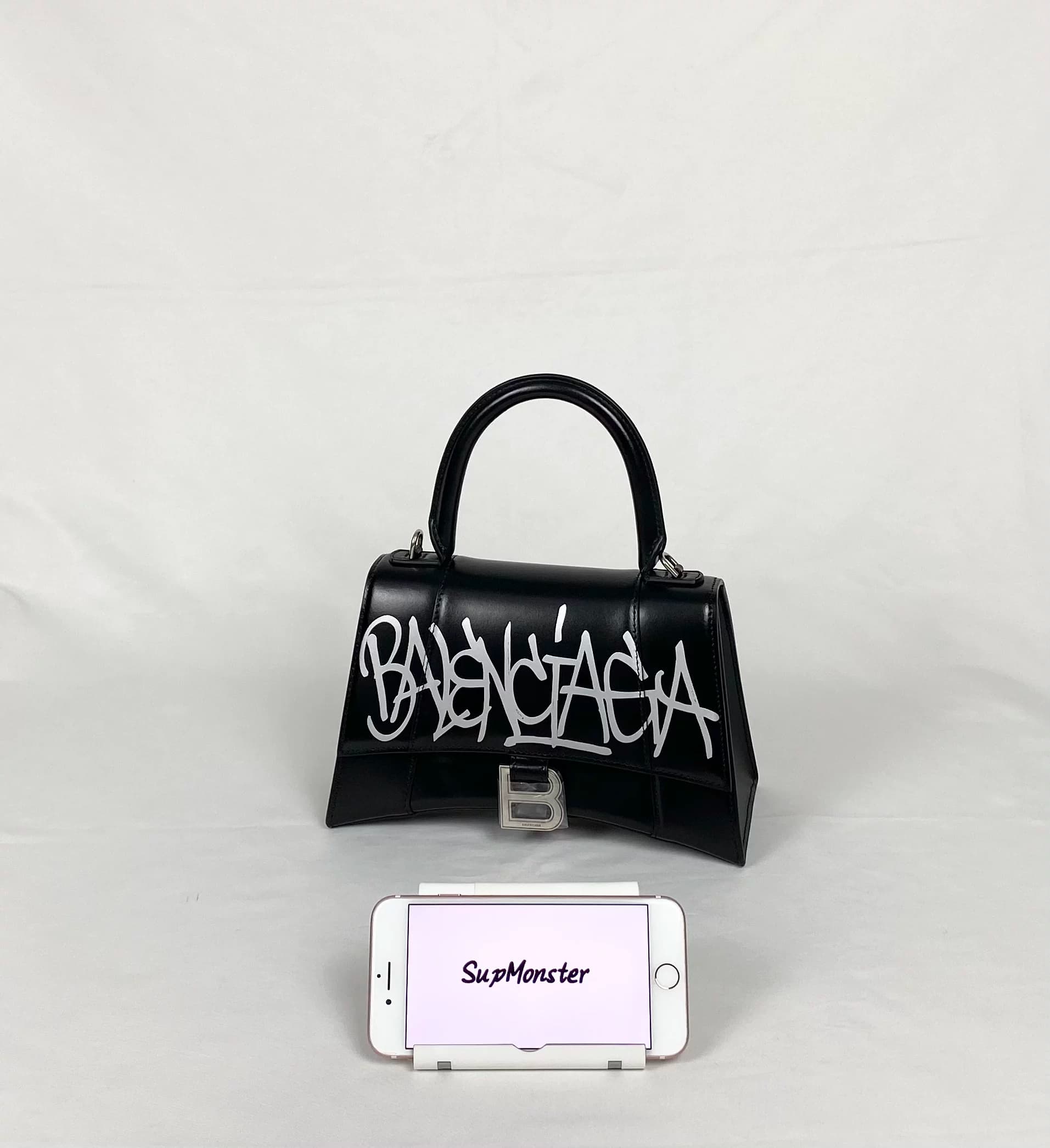Покупка маленькой сумочки Balenciaga в форме полумесяца с узором крокодиловой кожи Balenciaga Hourglass Bag