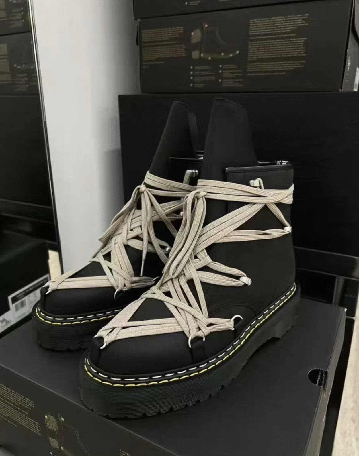 риковенс, доктор медицинских наук.ботинки martens со шнурками в комплекте