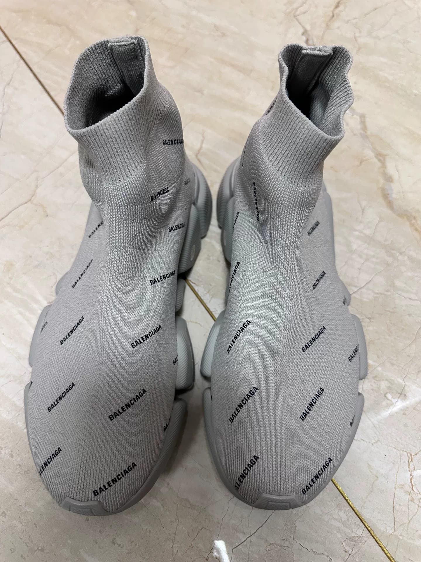Носки и обувь Balenciaga 38-го размера абсолютно новые, на стойке примерки в магазине можно приобрести только оригинальную коробку для обуви