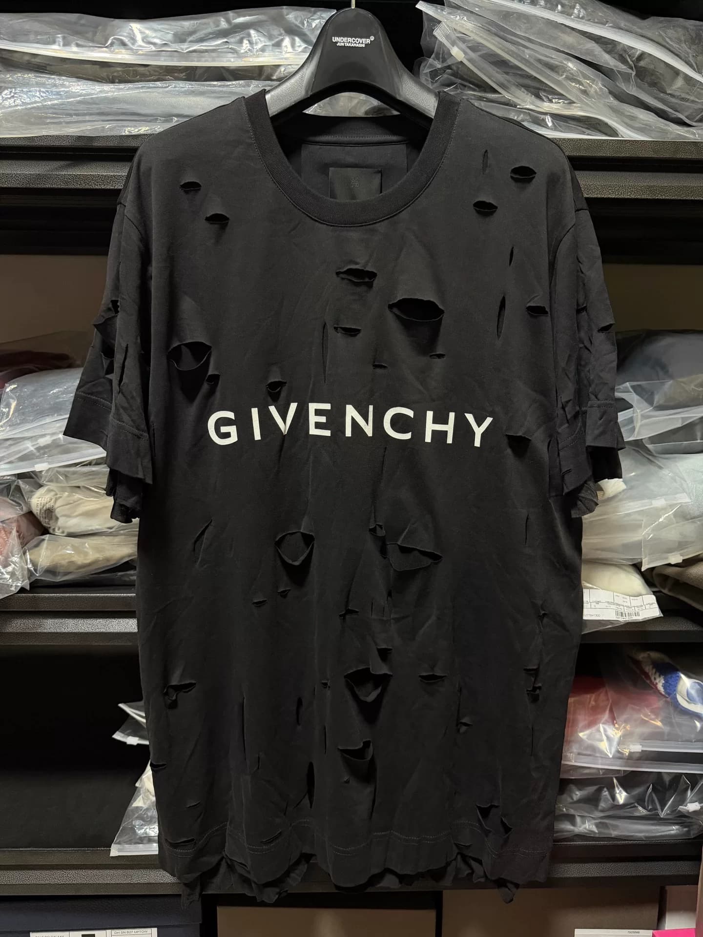 Свободная модель с короткими рукавами и разрезами от Givenchy от Givenchy