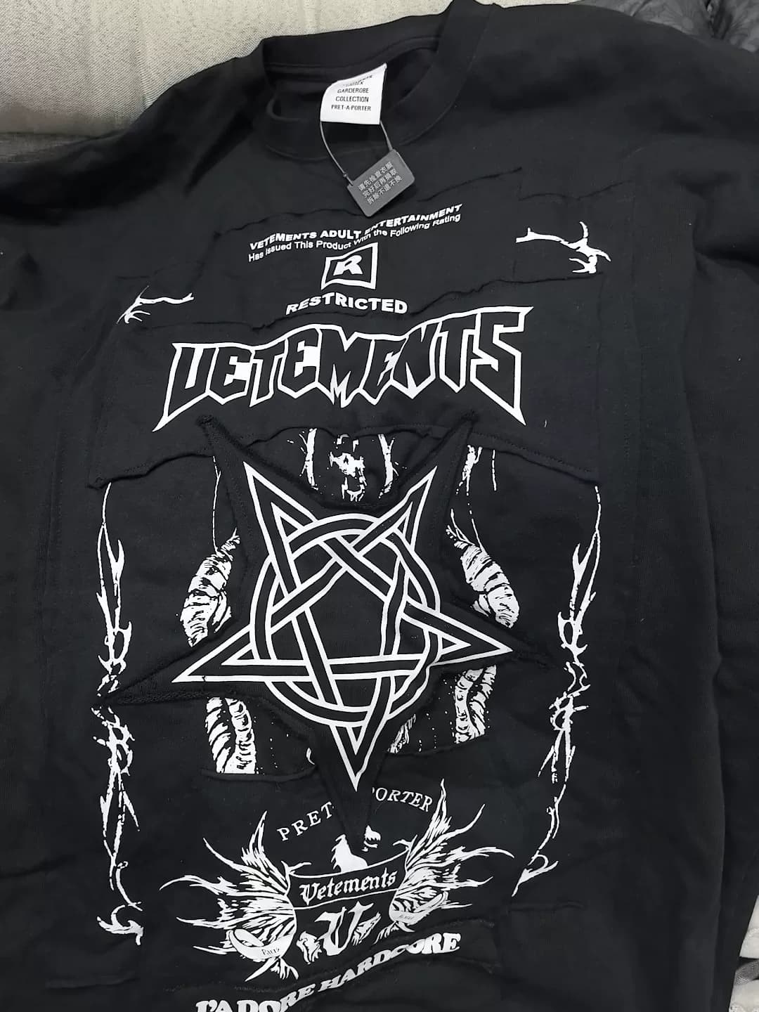 платье с короткими рукавами vetements, совершенно новое, не ношенное по такой цене, естественно, подойдет тем, кто разбирается в