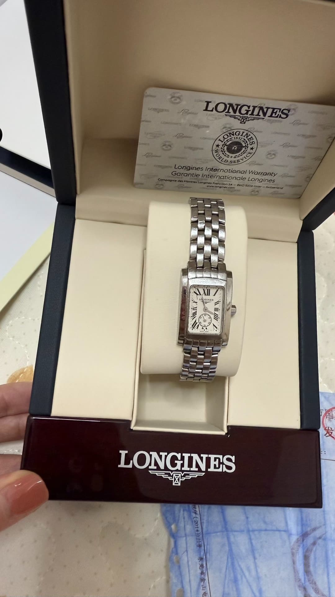 Я лично покупала оригинальные кварцевые женские часы Longines, и в коробке с гарантийным талоном все было на месте.Обратитесь в любую организацию на…