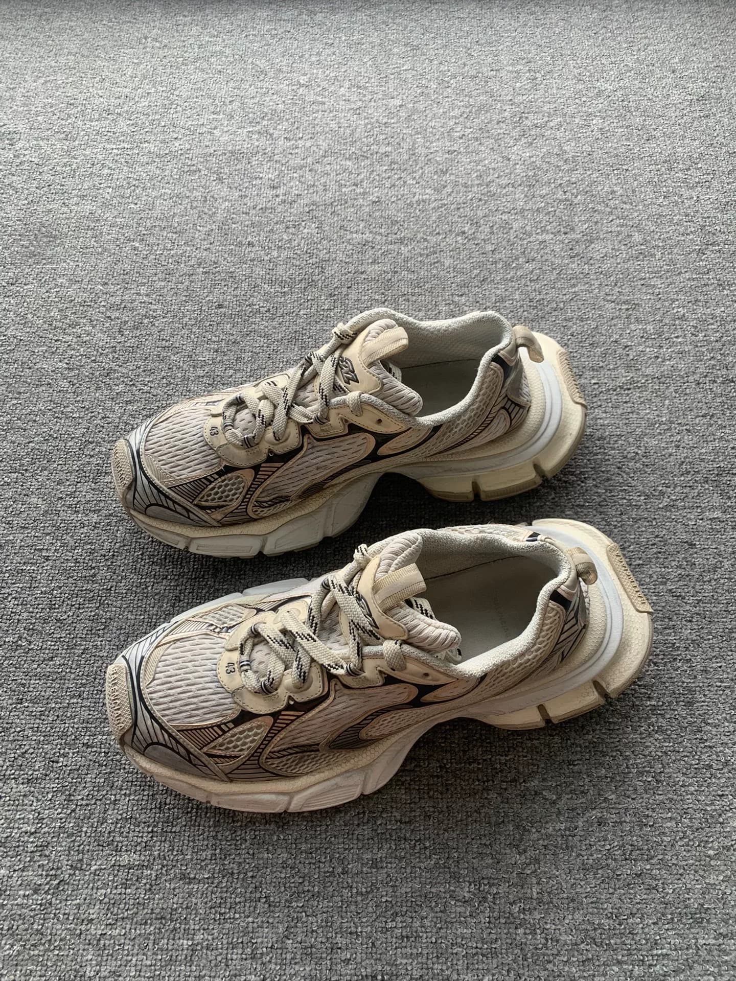 Balenciaga Balenciaga 3xl, цвет шампанского, 43 ярда, без оригинальных аксессуаров в коробке, цвет такой, как показано на картинке, в целом хороший,…