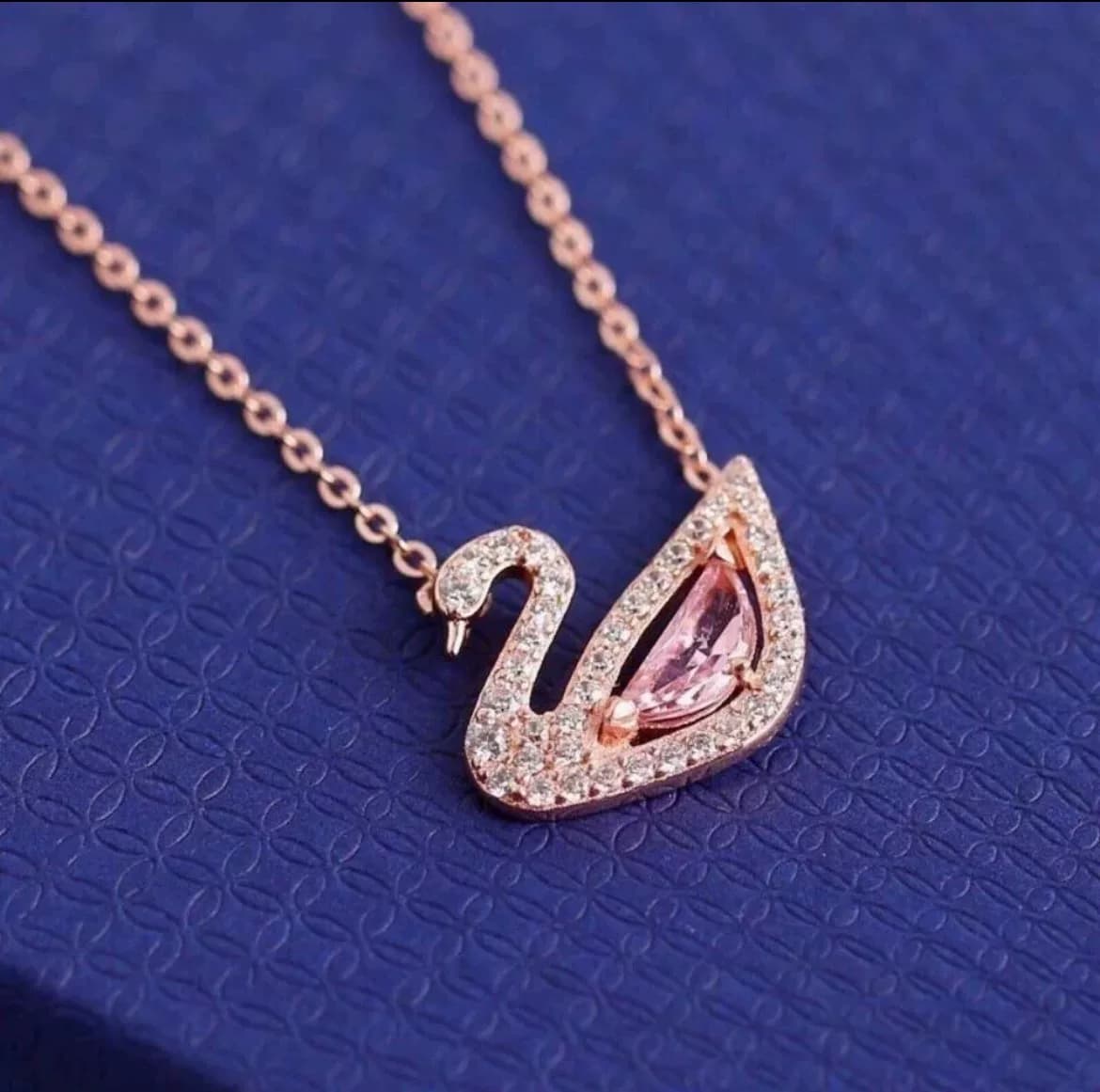 SWAROVSKI/Классическая ключица Swarovski little pink goose