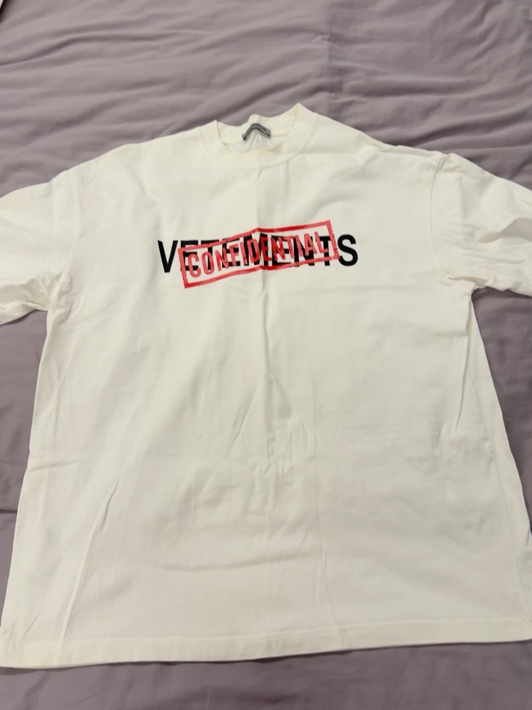 Футболка с короткими рукавами и принтом VETEMENTS confidential, белая, с биг-ло на груди