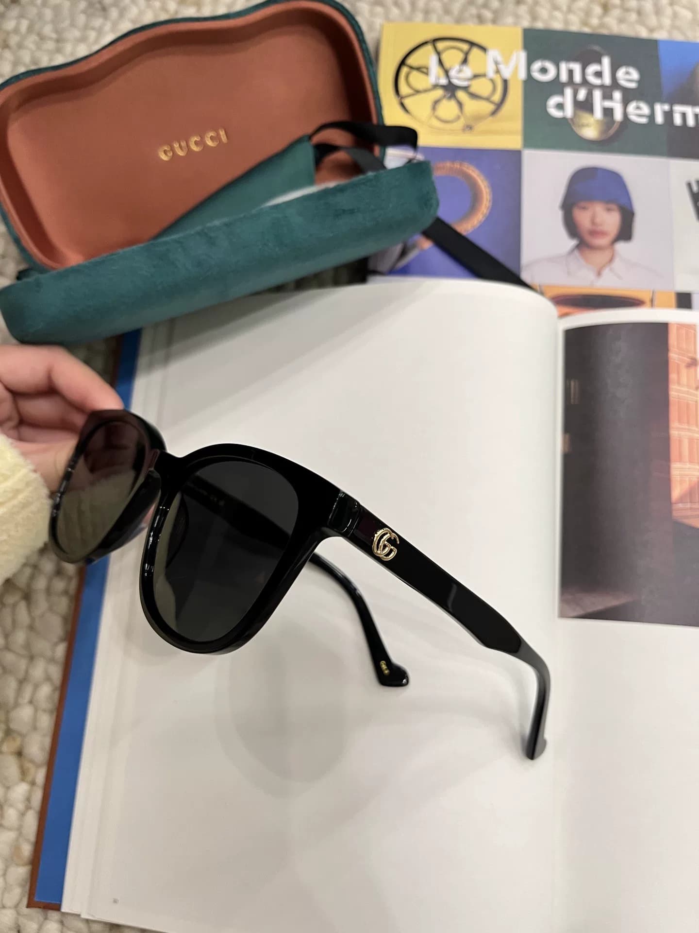 Оригинальные солнцезащитные очки gucci, абсолютно новые, с защитой от подделок, цена на официальном сайте - 2680, сейчас в отделе оформления
