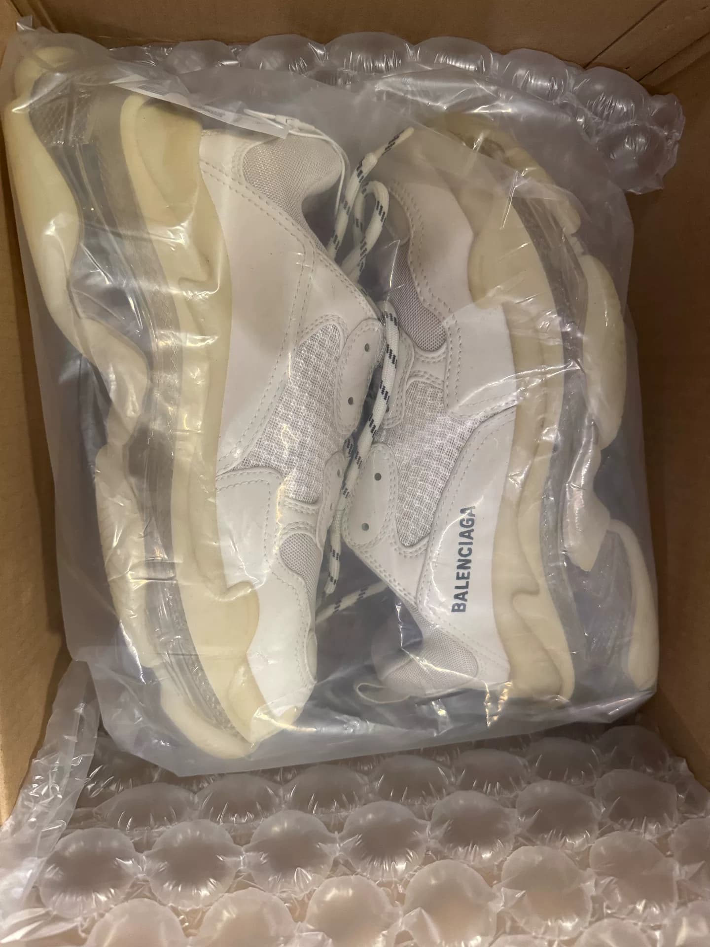 Balenciaga - это 39-й размер, и скидка составляет около 3000 долларов.