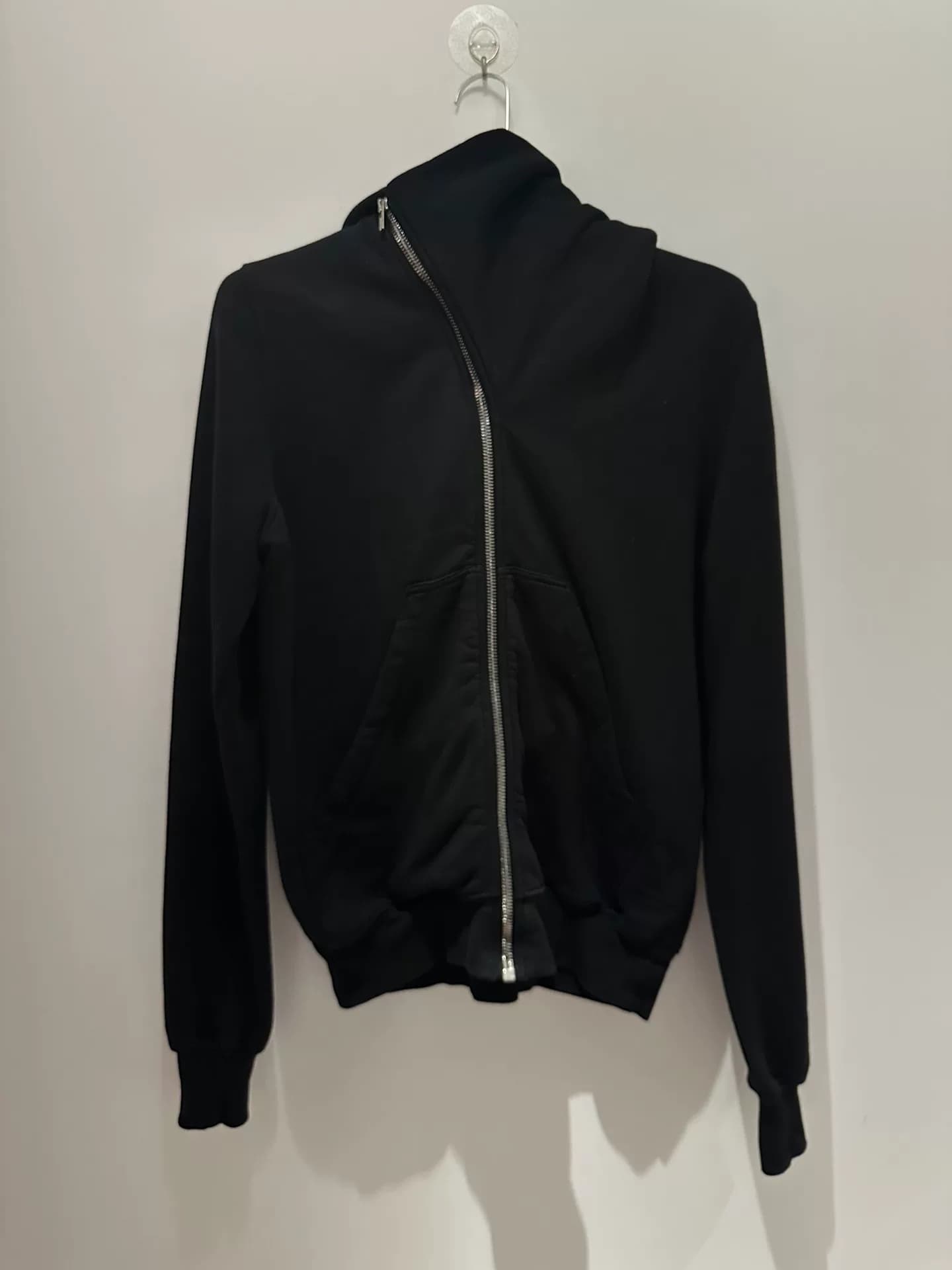Шапка Rick owens wizard hat L размера разошлась большим количеством экземпляров, осенние и зимние модели пользуются популярностью