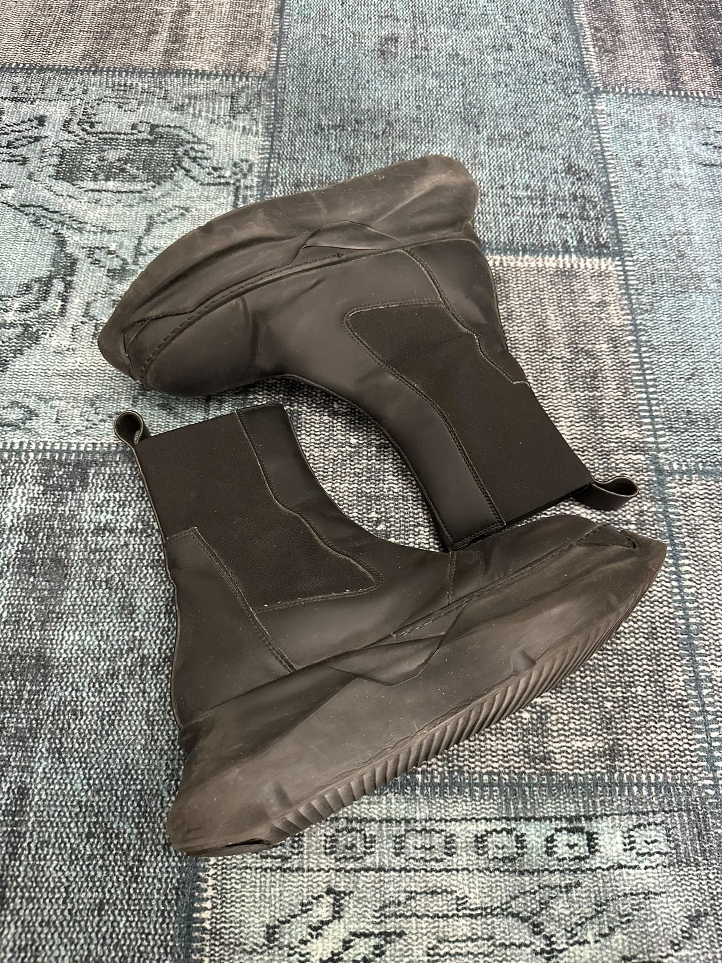 Ботинки "Челси" на танкетке от Rick owens очень удобны в носке, на большой толстой подошве и намного выше