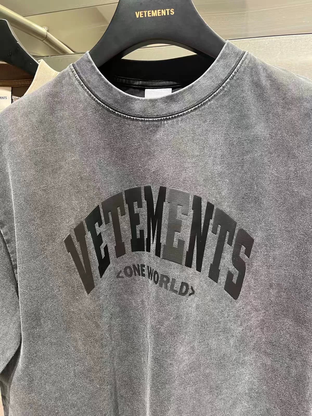 Симпатичная футболка свободного кроя с буквенным принтом VETEMENTS для мужчин и женщин 14152002