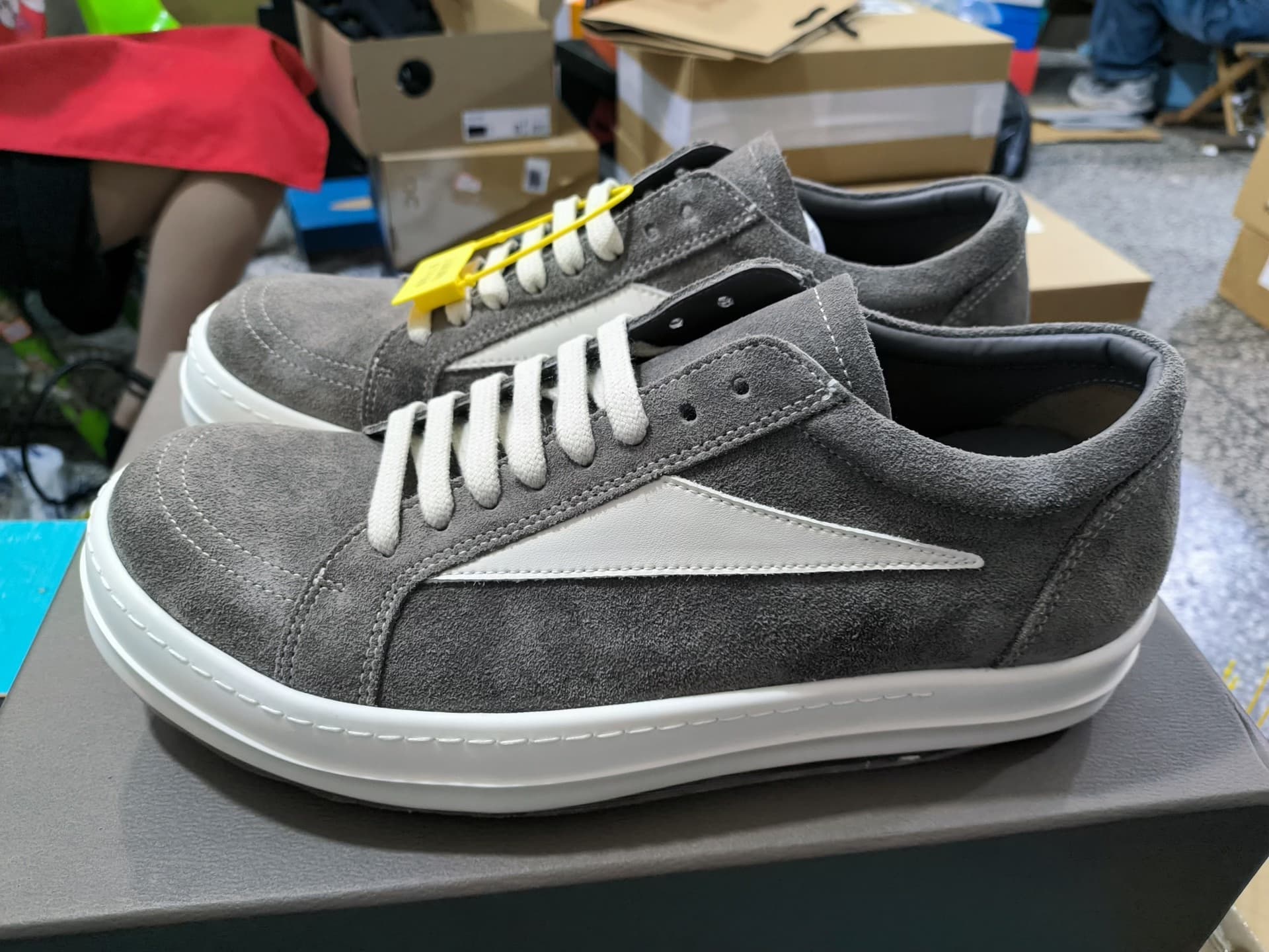 Независимый мотоцикл RO Owens Rick Owens из замши коричневого цвета.