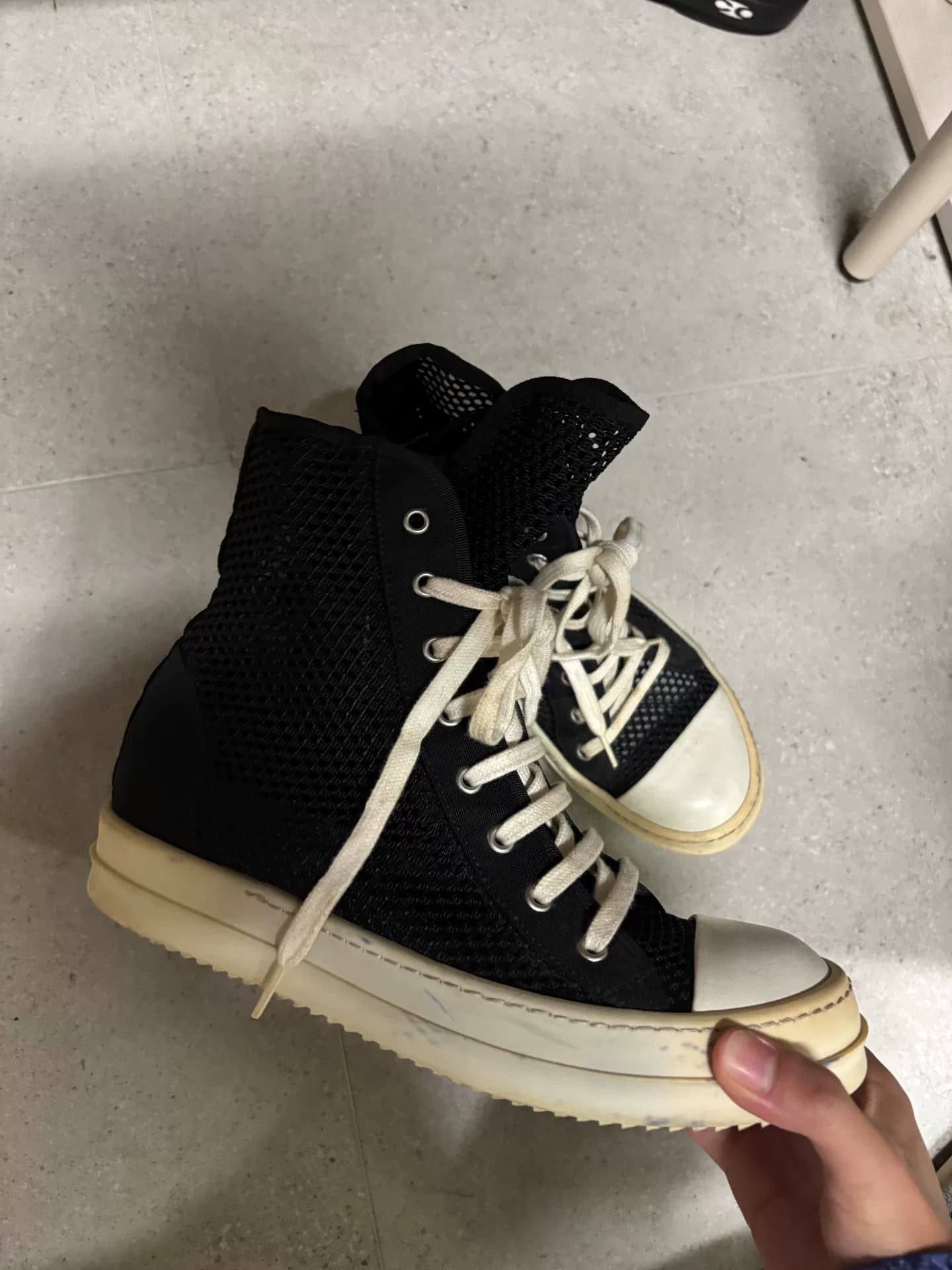 Кроссовки Converse большого размера 39 из двухслойной сетки от Rick Owen слишком велики, оригинальных стелек и аксессуаров нет, можно взять пару черн…