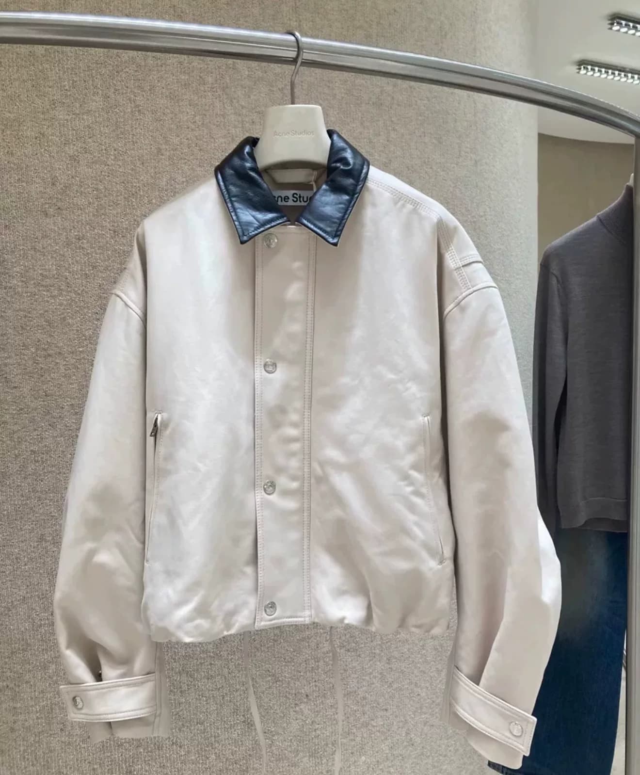Acne Studios 26aw с белоснежным кожаным воротником для инструментов